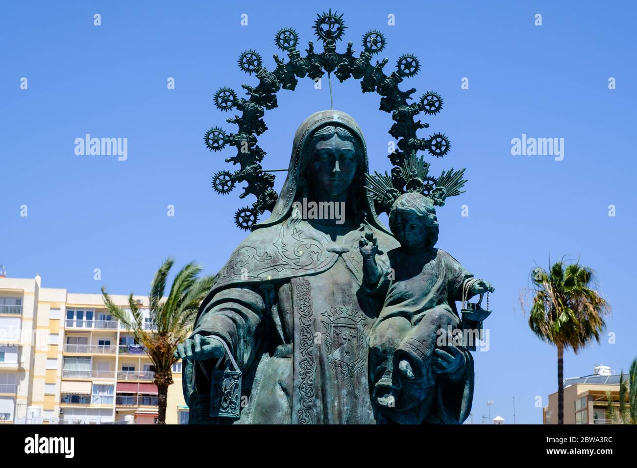 Statua di Nuestra Senora del Carmen sul lungomare e sulla spiaggia di Torre del Mar, Axarquia, Malaga, Andalusia, Costa del Sol, Spagna, Europa Foto Stock