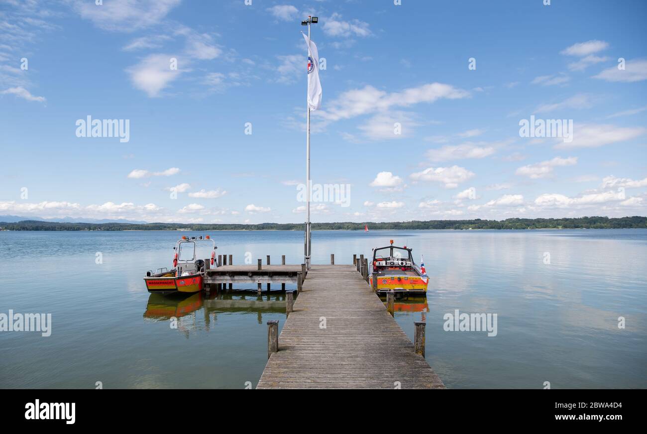 29 maggio 2020, Baviera, Münsing: Le barche del servizio di soccorso idrico sono ormeggiate presso un molo sul lago Starnberg. Foto: Sven Hoppe/dpa Foto Stock