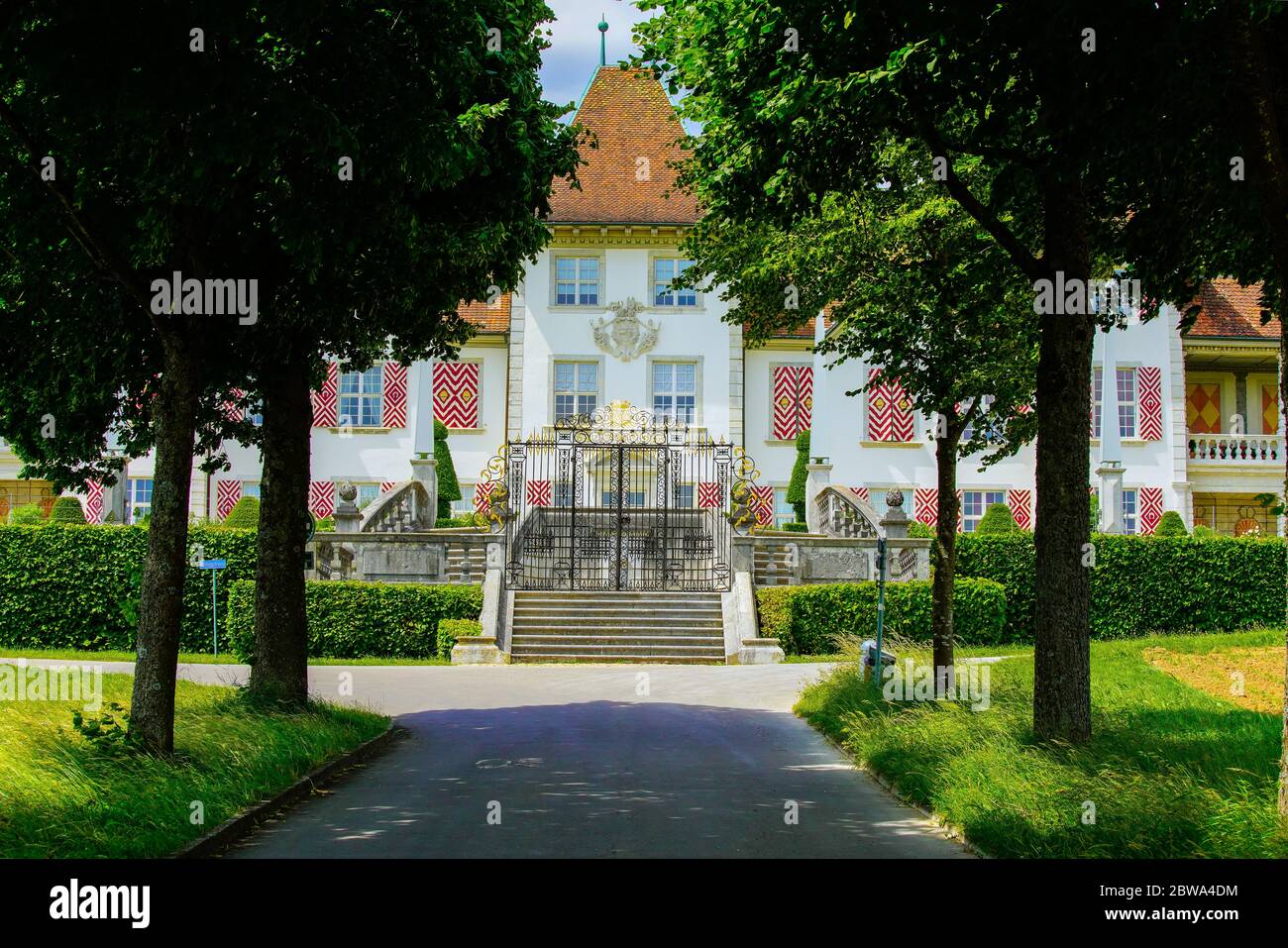Vista frontale del Castello di Waldegg. Gli elementi in stile francese e italiano si mescolano con la rigorosa architettura di una Soletta. Cantone Soletta, Svizzera. Foto Stock