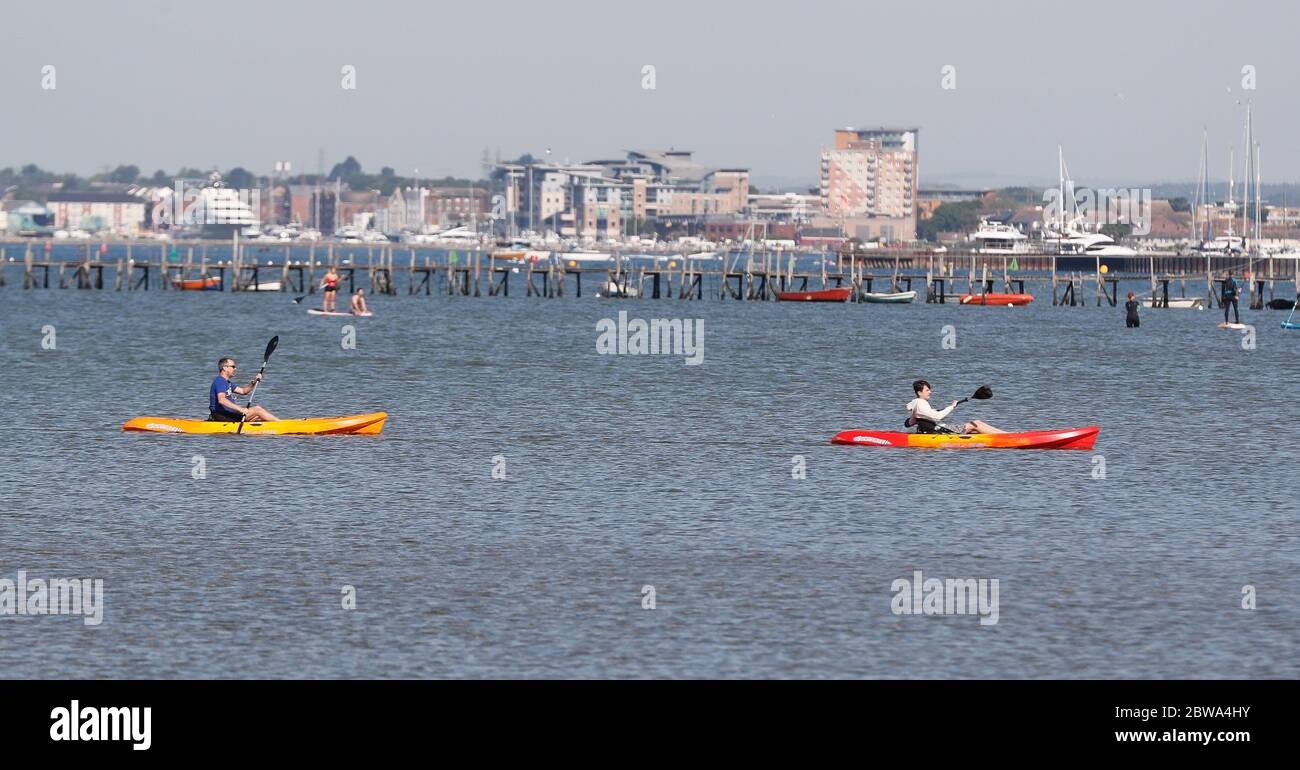 Poole, Regno Unito. 31 maggio 2020. Le acque molto poco profonde al largo della spiaggia di Shore Road a Poole, Dorset fornire un ambiente sicuro per godere di un po 'di divertimento Domenica mattina. Credit: Richard Crease/Alamy Live News Foto Stock