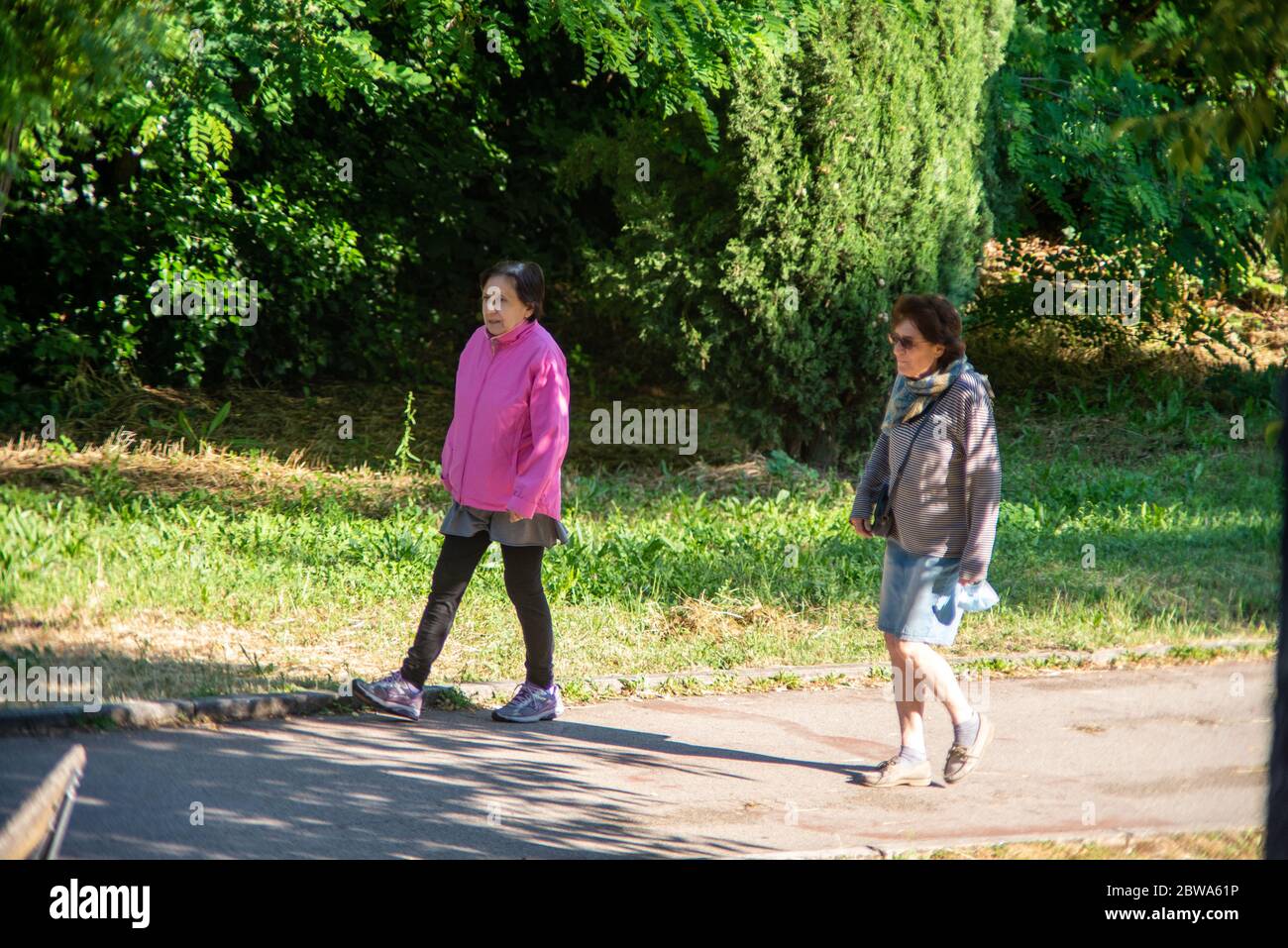 terni, italia maggio 31 2020 :persone più amichevoli che fanno attività fisica nel parco al mattino Foto Stock