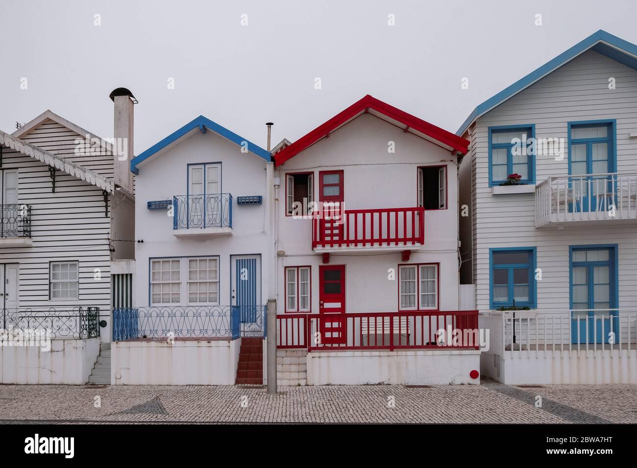 Case tradizionali a strisce in legno colorato a Costa Nova - Aveiro, Portogallo Foto Stock