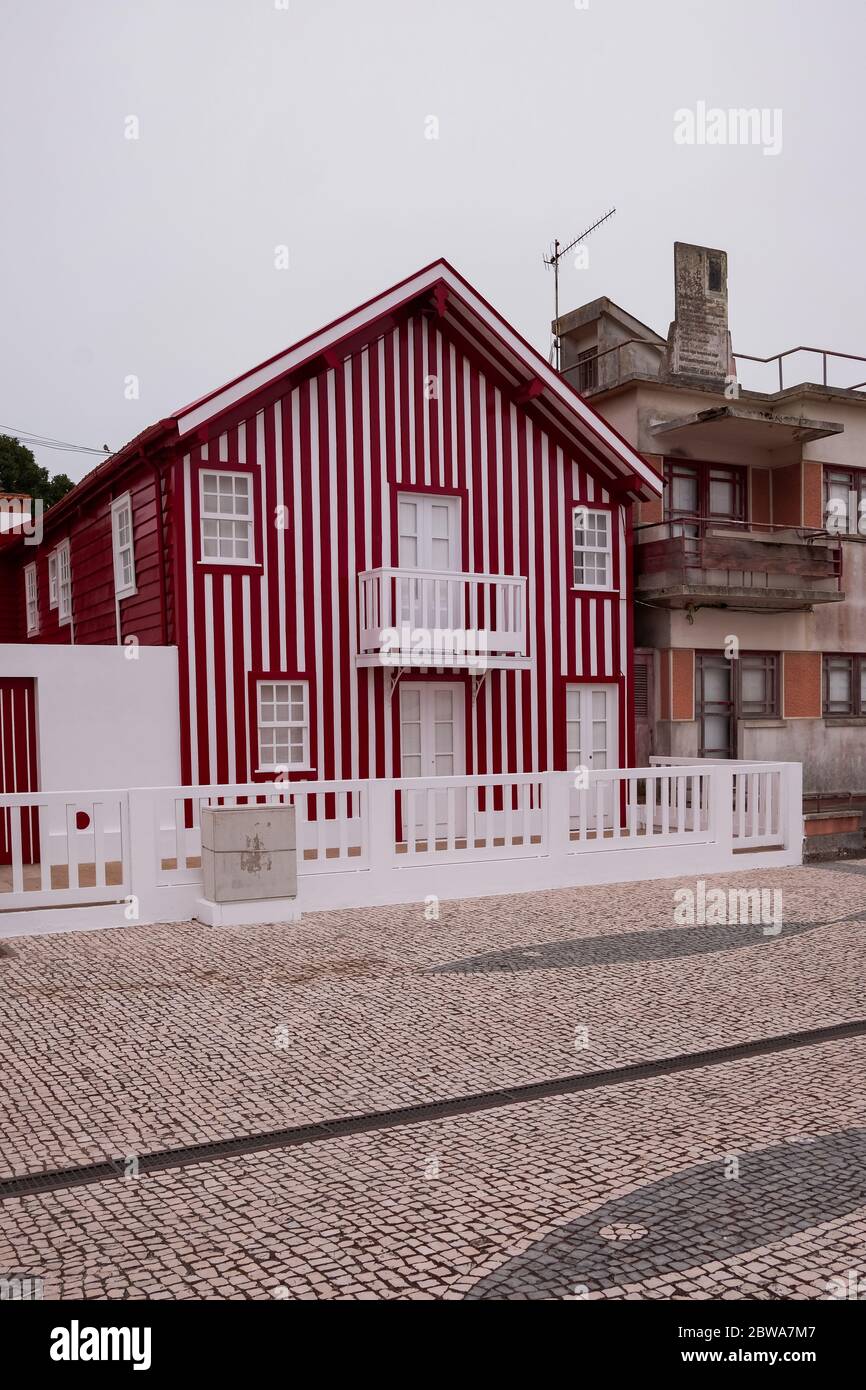 Case tradizionali a strisce in legno colorato a Costa Nova - Aveiro, Portogallo Foto Stock