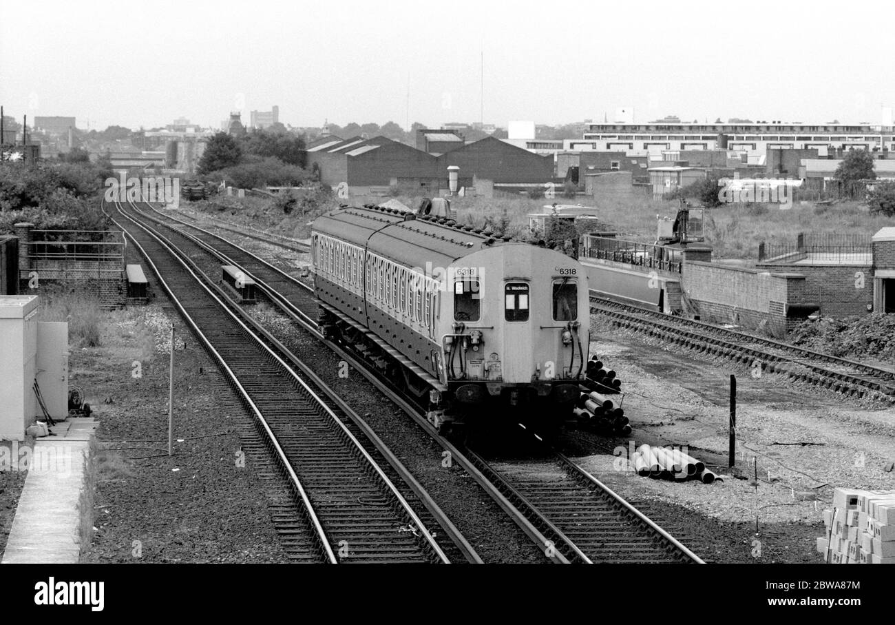 Classe 416/3 unità elettrica multipla No. 6318 in avvicinamento a Caledonian Road e alla stazione di Barnsbury con un servizio da Richmond a North Woolwich, Londra, Regno Unito. 8 settembre 1986. Foto Stock