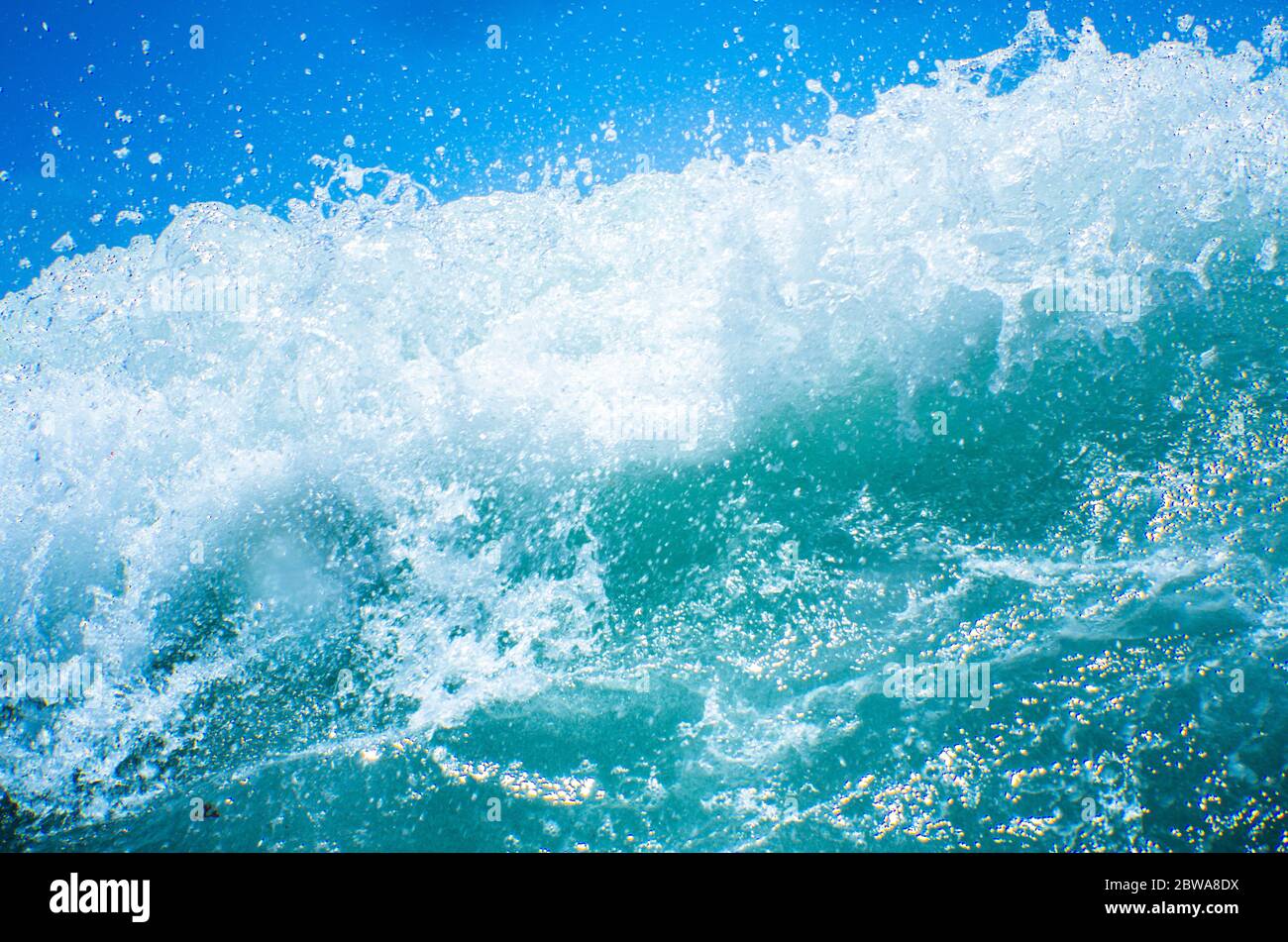 Onde di mare e cielo blu, Kwa-Zulu Natal, Sudafrica Foto Stock