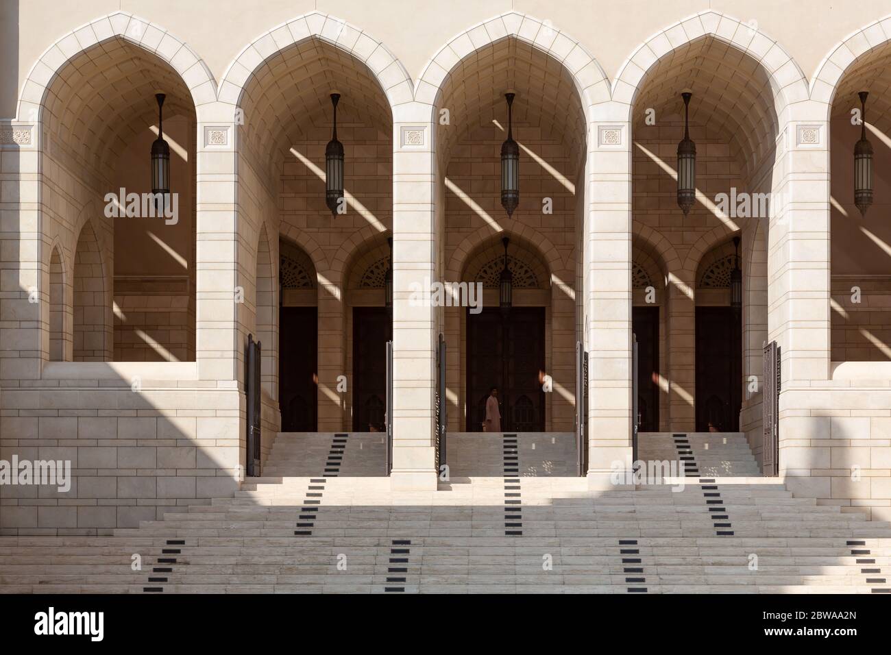 Archi all'ingresso della Grande Moschea del Sultano Qaboos alla periferia di Nizwa in Oman Foto Stock