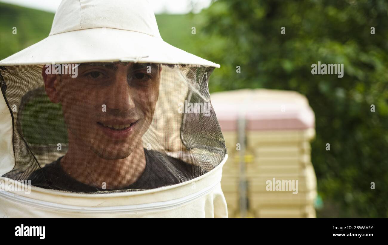 Il personale che controlla l'ape ha hive il concetto di apertura Foto Stock