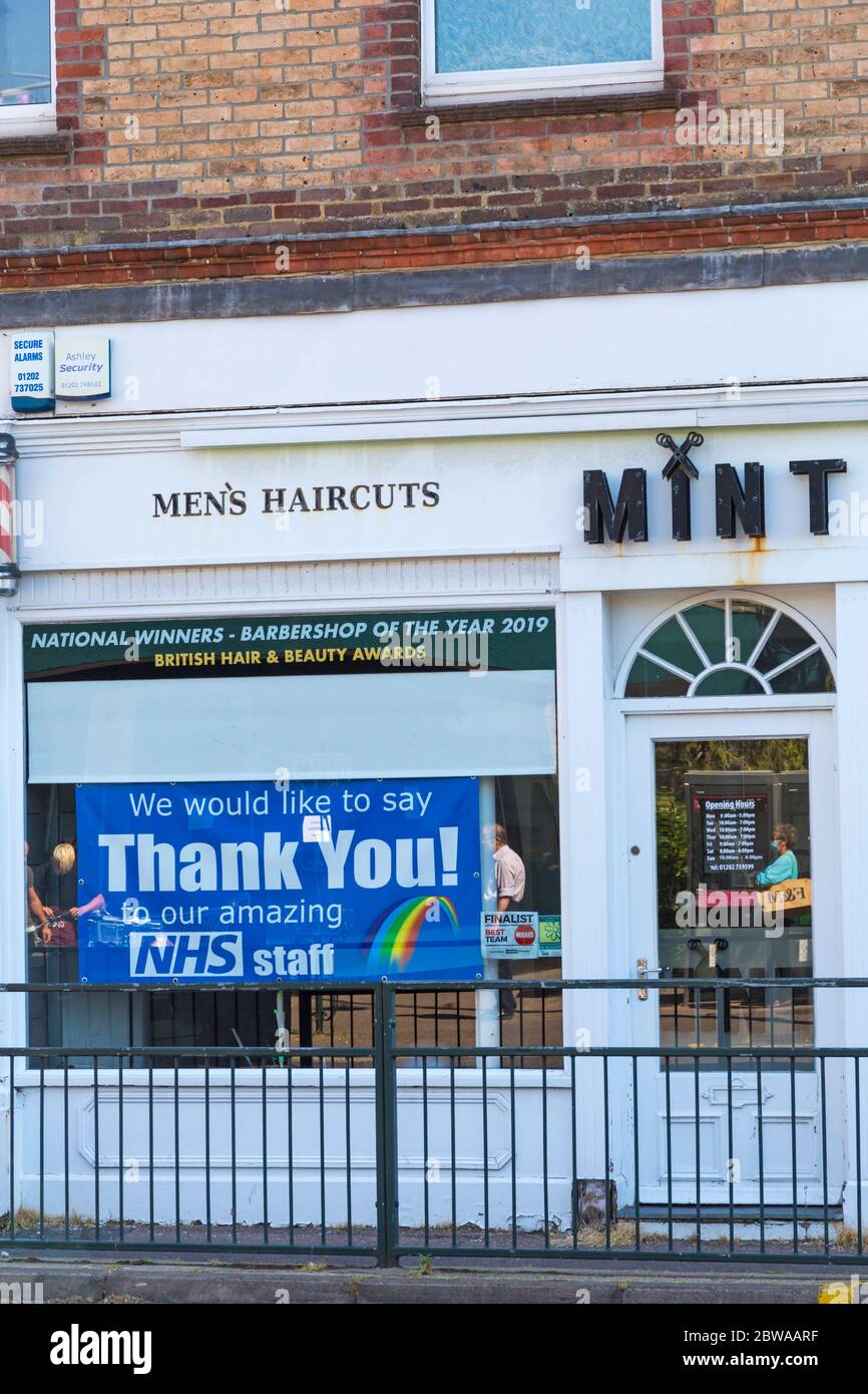 Bournemouth, Dorset UK. 31 maggio 2020. I parrucchieri e i barbiere rimangono chiusi durante il blocco di Coronavirus, in quanto le restrizioni sono gradualmente attenuate. La gente attende l'apertura di parrucchieri e barbiere per ottenere un lungo attesissimo taglio dopo settimane in blocco. Mint (Men Inspiring New Trends) a Westbourne, Bournemouth, dimostra il loro apprezzamento al nostro incredibile personale NHS. Credit: Carolyn Jenkins/Alamy Live News Foto Stock