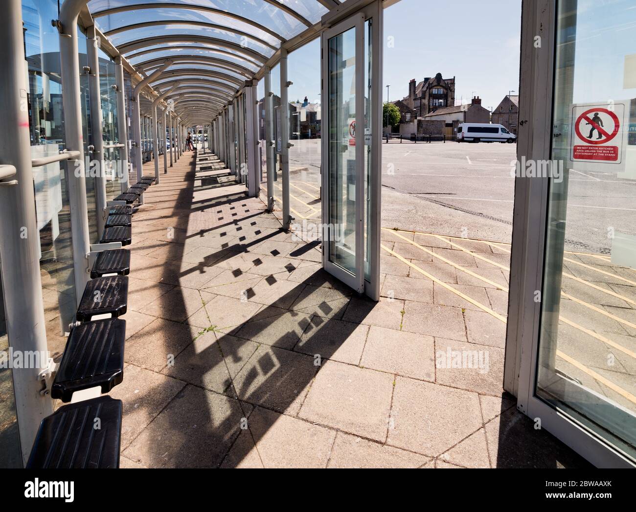 Una stazione degli autobus in gran parte deserta durante il blocco Covid-19, Skipton, North Yorkshire. Foto Stock