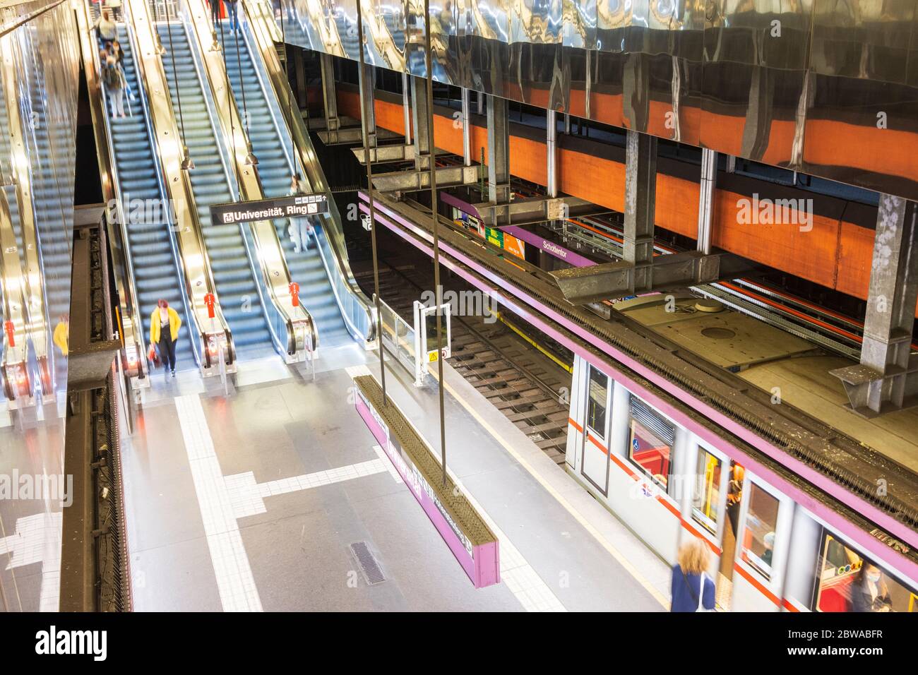 Vienna: Stazione della metropolitana Schottentor della U2, treno della metropolitana, nel 01. Città vecchia, Vienna, Austria Foto Stock