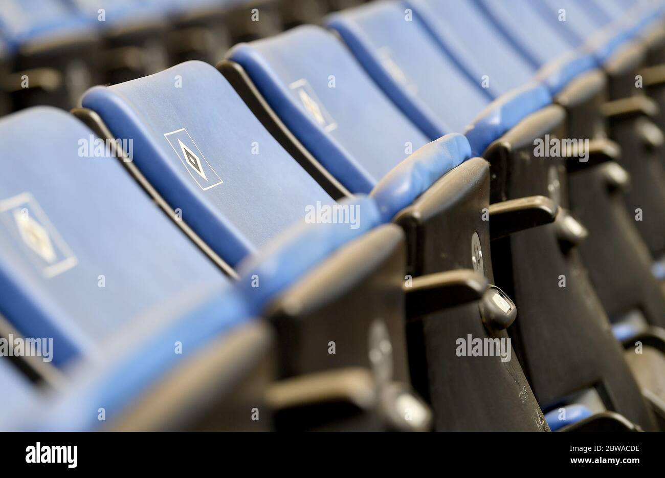 Karlsruhe, Germania. 31 maggio 2020. Calcio 2 Bundesliga, 29° incontro, Hamburger SV - SV Wehen Wiesbaden nel Volksparkstadion. Vista nelle file vuote di posti prima che il gioco inizi. Credit: Stuart Franklin/Getty Images Europe/Pool/dpa - NOTA IMPORTANTE: In conformità con le norme del DFL Deutsche Fußball Liga e del DFB Deutscher Fußball-Bund, è vietato sfruttare o sfruttare nello stadio e/o nel gioco le fotografie scattate sotto forma di sequenze di immagini e/o serie di foto di tipo video./dpa/Alamy Live News Foto Stock