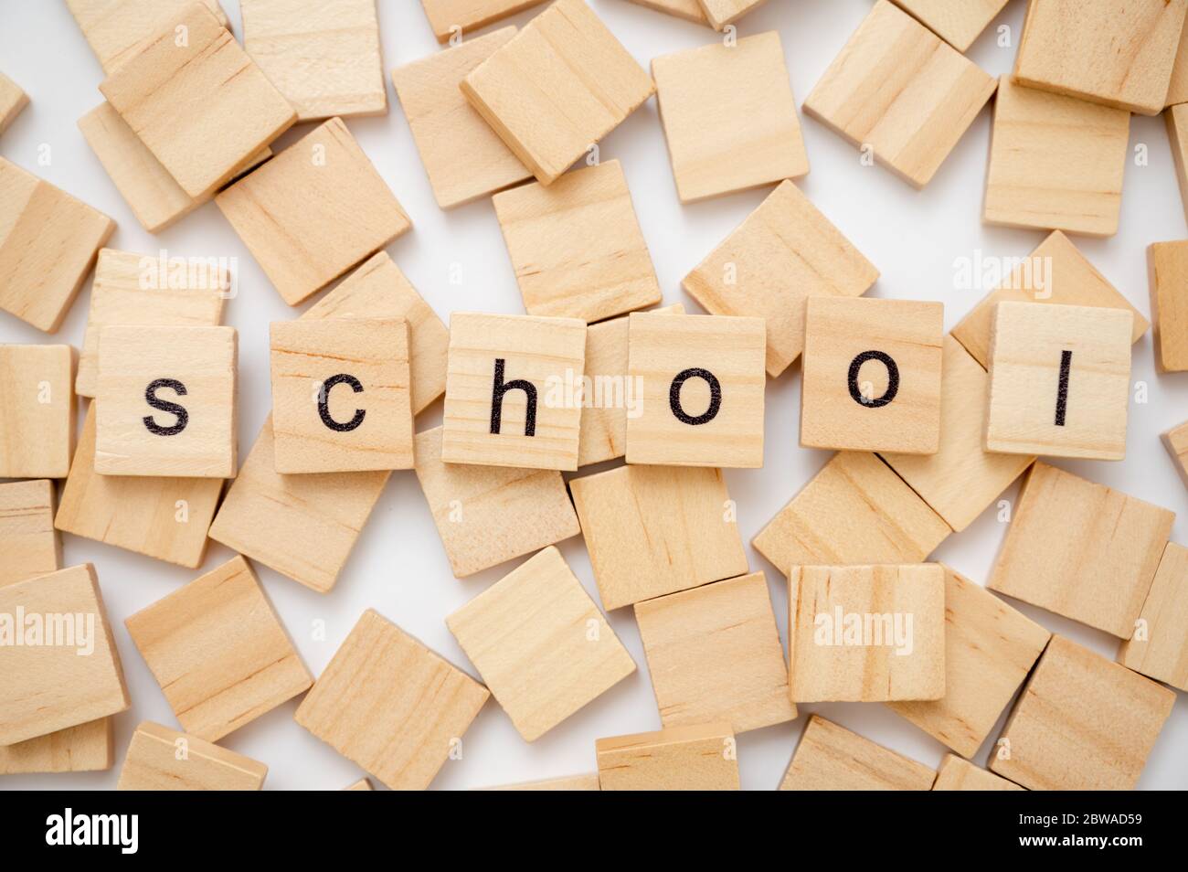Piastrelle di legno che ortografia la parola SCUOLA Foto Stock