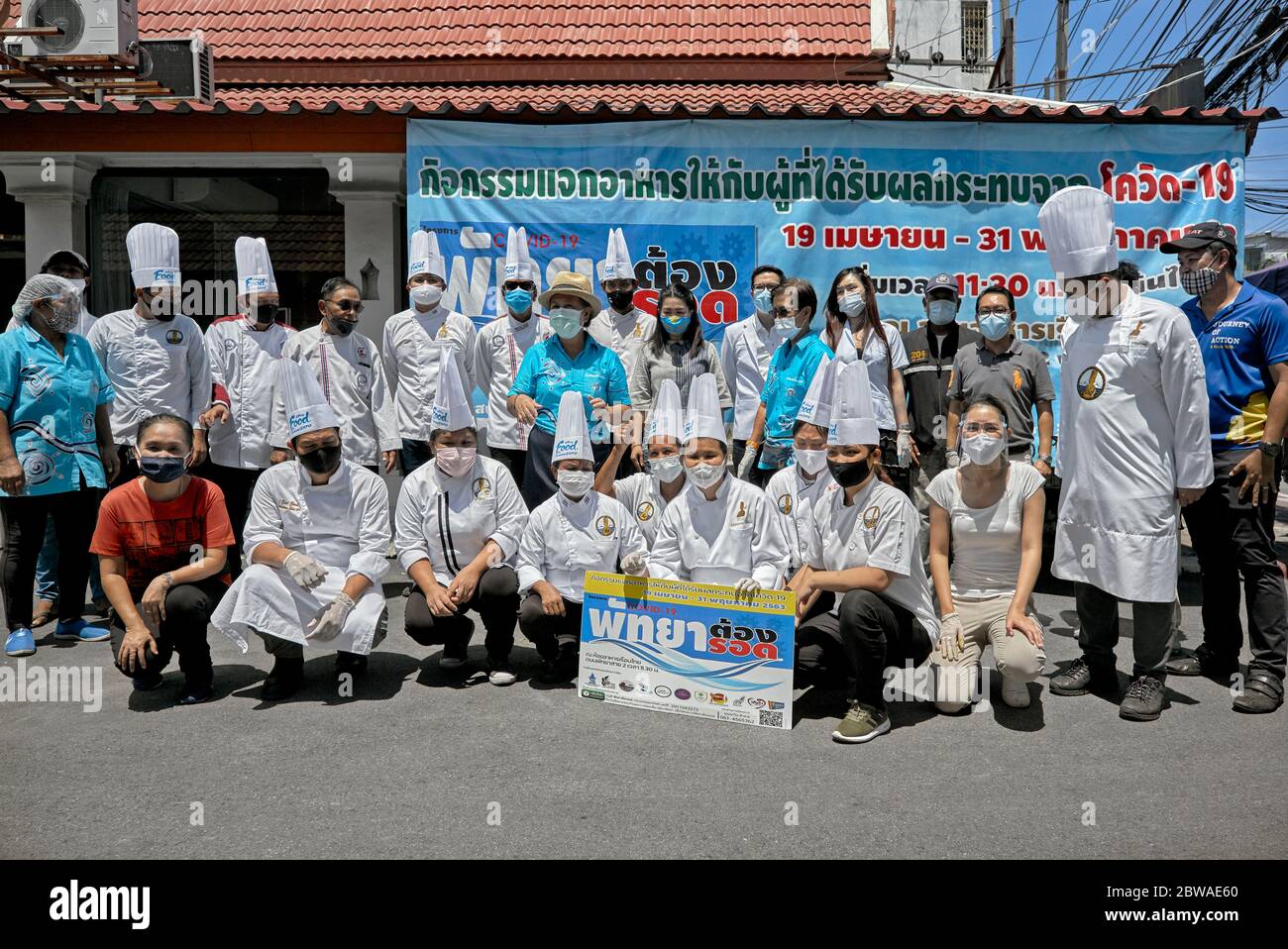 Covid-19 Food. Gruppo di chef che hanno contribuito alla fornitura di cibo gratuito a persone bisognose a causa della perdita di reddito da Coronavirus Thailandia Foto Stock