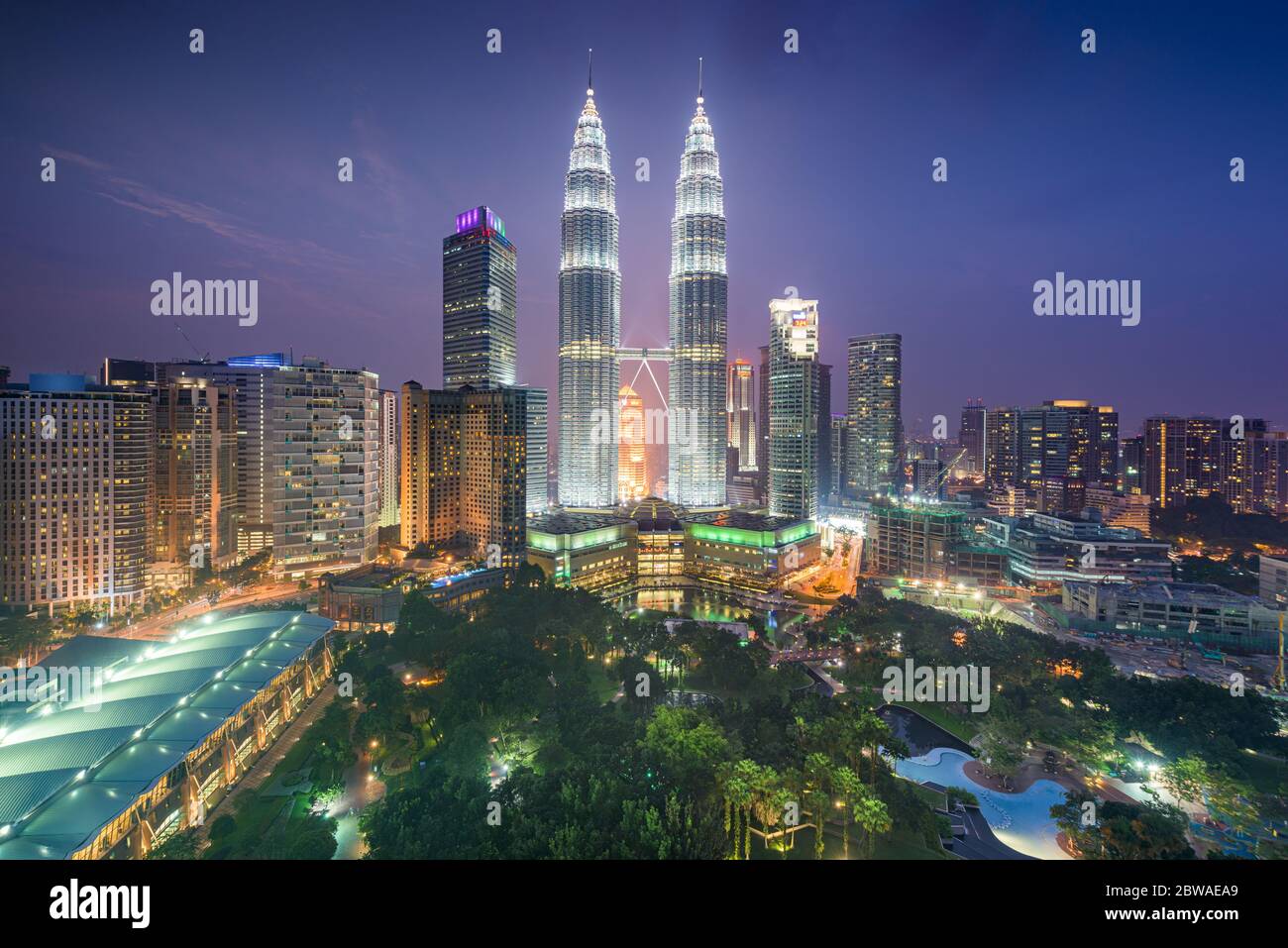 Kuala Lumpur, parco e skyline della Malesia al tramonto. Foto Stock