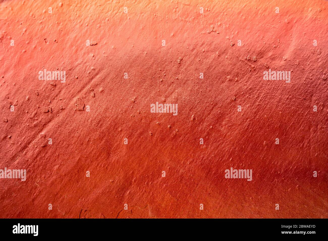 Vernice a gradiente di colore caldo sulla parete. Primo piano di una texture graffiti. Street art background. Foto Stock