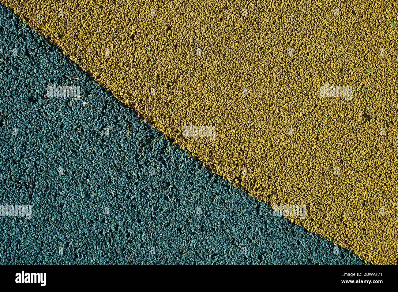 Blu verdastro e giallo pitturato minuscoli tessuti di pietre. Sfondo ghiaia. Foto Stock