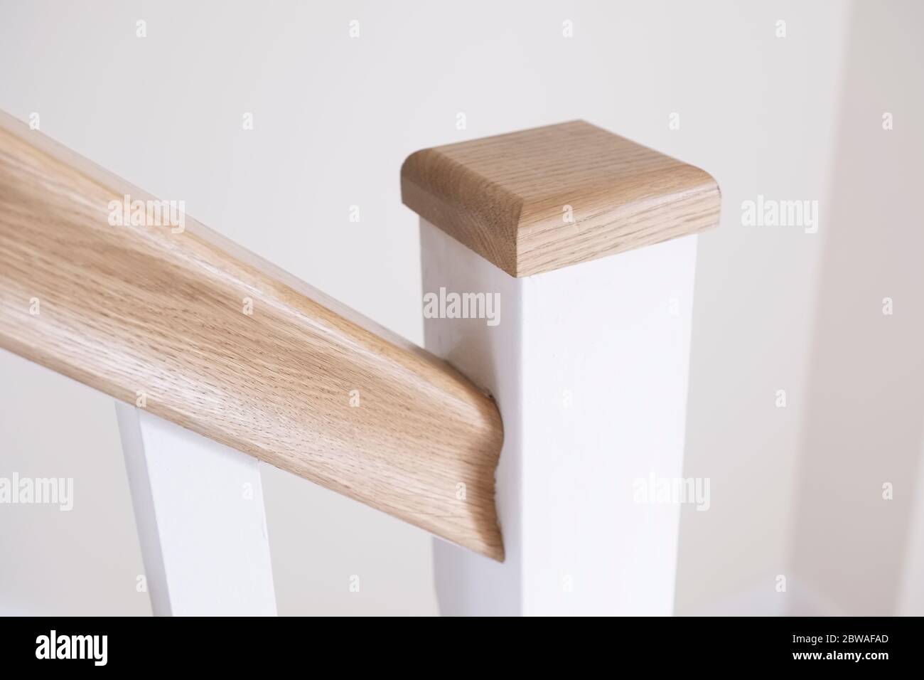 Ringhiera in legno di colore bianco e rovere Foto Stock