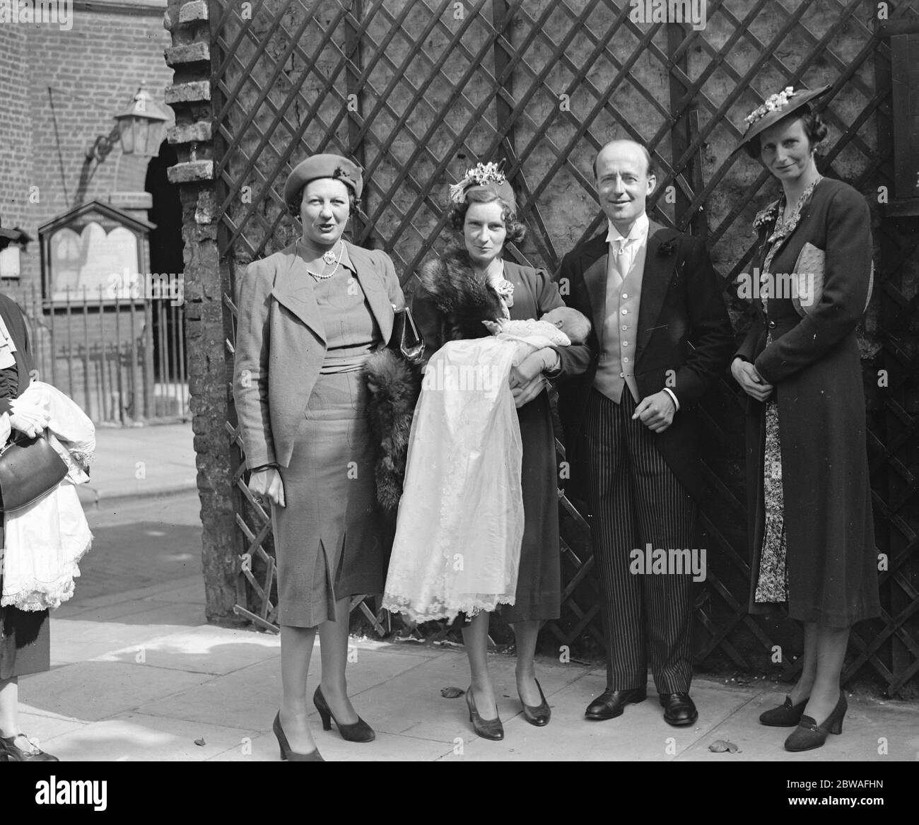 Il comandante W A Binnie RN e la signora Binnie e il loro figlio neonato Christopher John dopo il battesimo dei latters a Chelsea Old Church 27 luglio 1938 Foto Stock