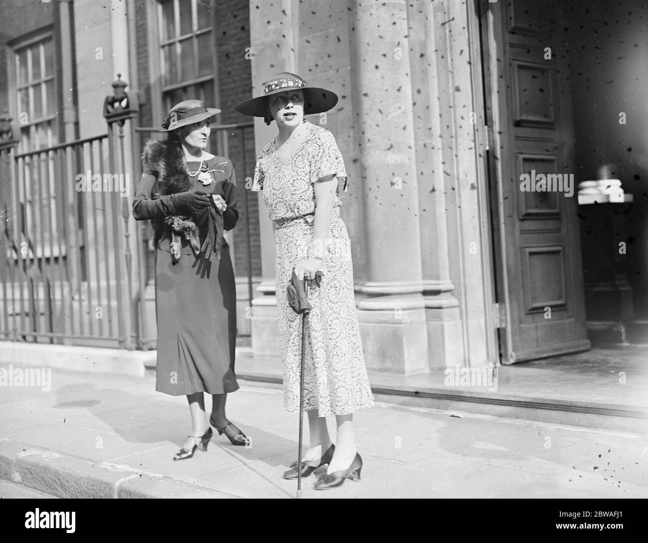 Al battesimo del figlio infante Lord e Lady Aberconway alla Casa dei Comuni . Madame Kochanski e Lady Jowitt 3 luglio 1934 Foto Stock