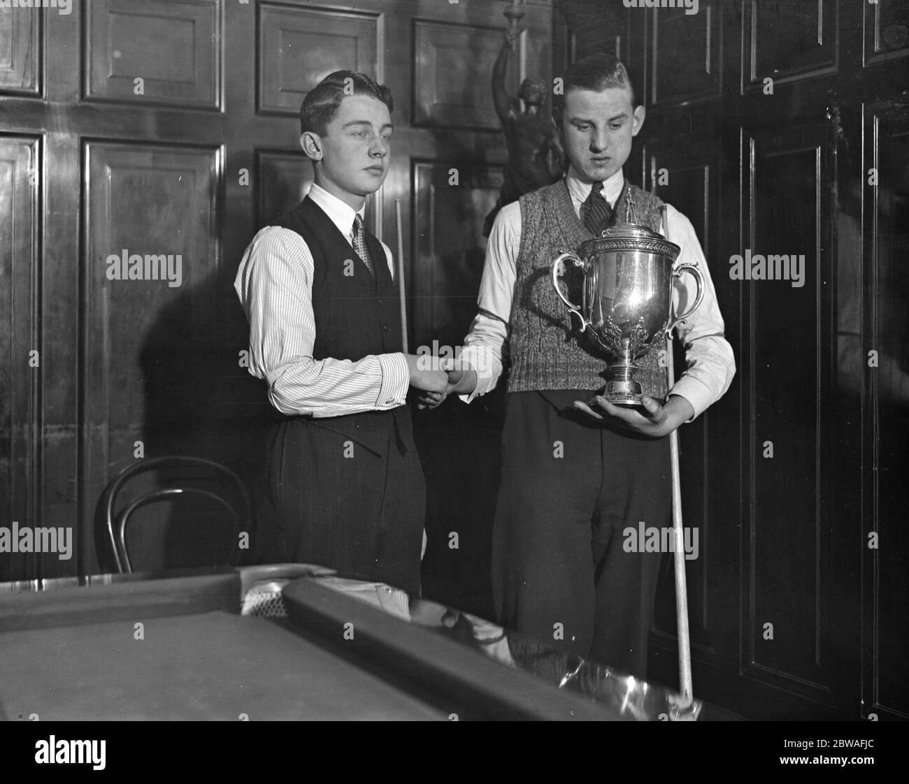 Boys Billiards Championships a Burwat Hall . C W F Desbottes (Brighton) e T Steeples, Sheffield (destra) 2 gennaio 1931 Foto Stock