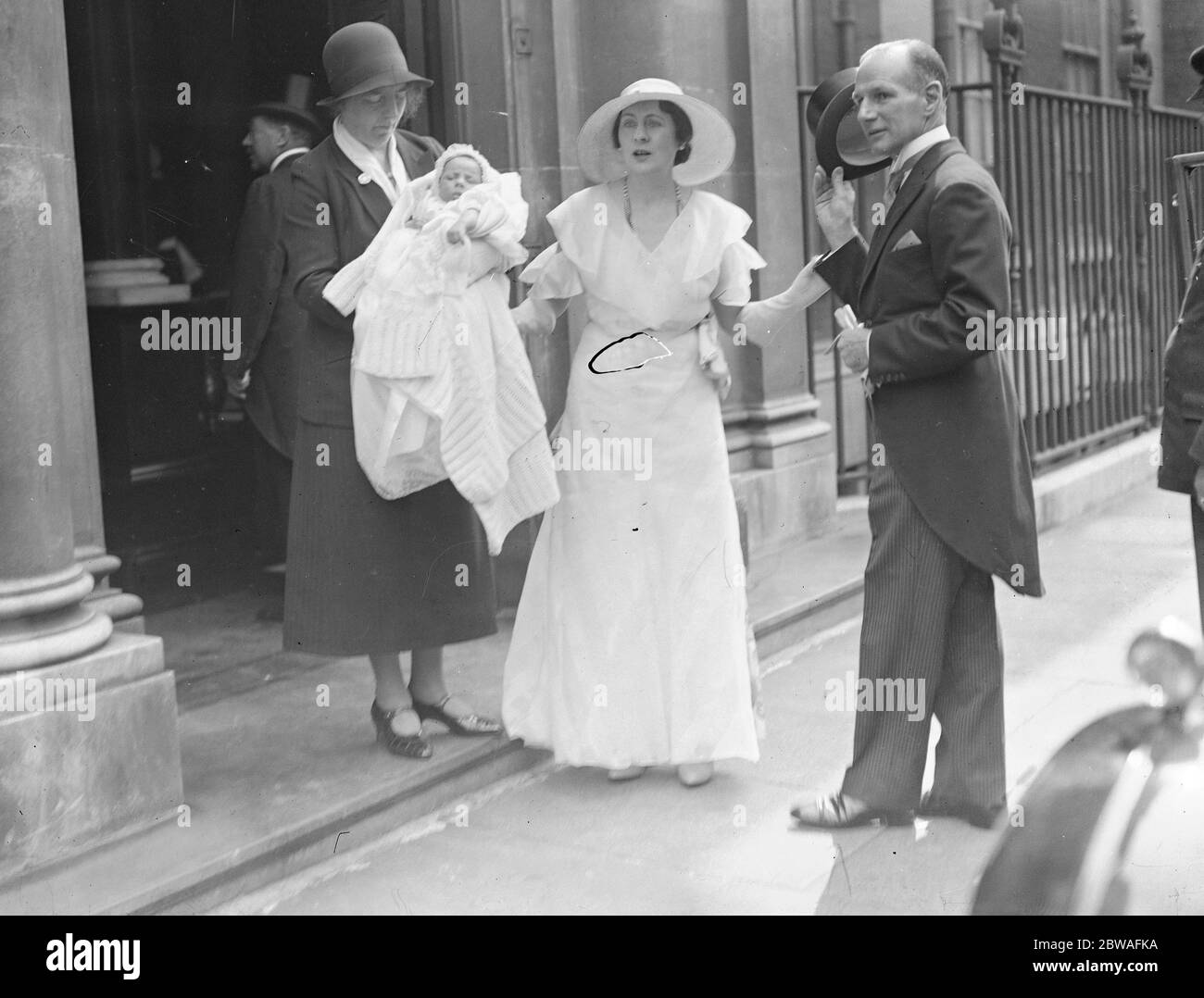 Lady Aberconway e il suo figlio Christopher Maclaren dopo il battesimo di quest' ultimo nella Cappella di Santo Stefano nella Casa dei Comuni . 3 luglio 1934 Foto Stock