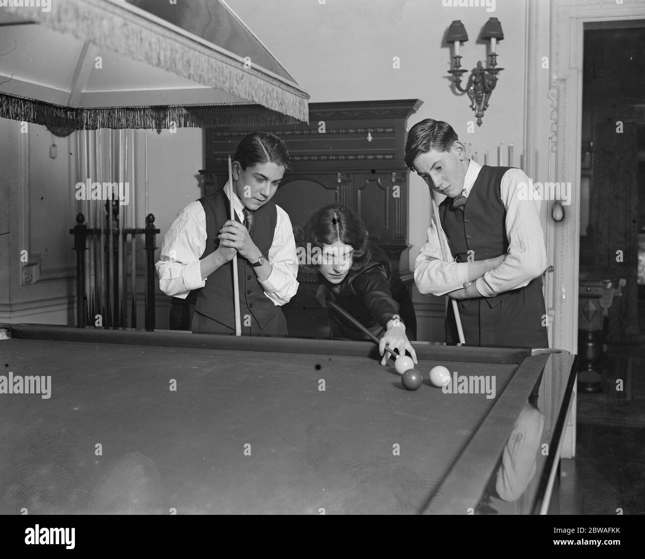 Boys Billiards Championships a Burwat Hall . La sig.ra Joyce Gardner dà alcuni suggerimenti a K D Stuart ( sinistra ) e K D Stuart Left ) e K Clarkson 2 gennaio 1931 Foto Stock