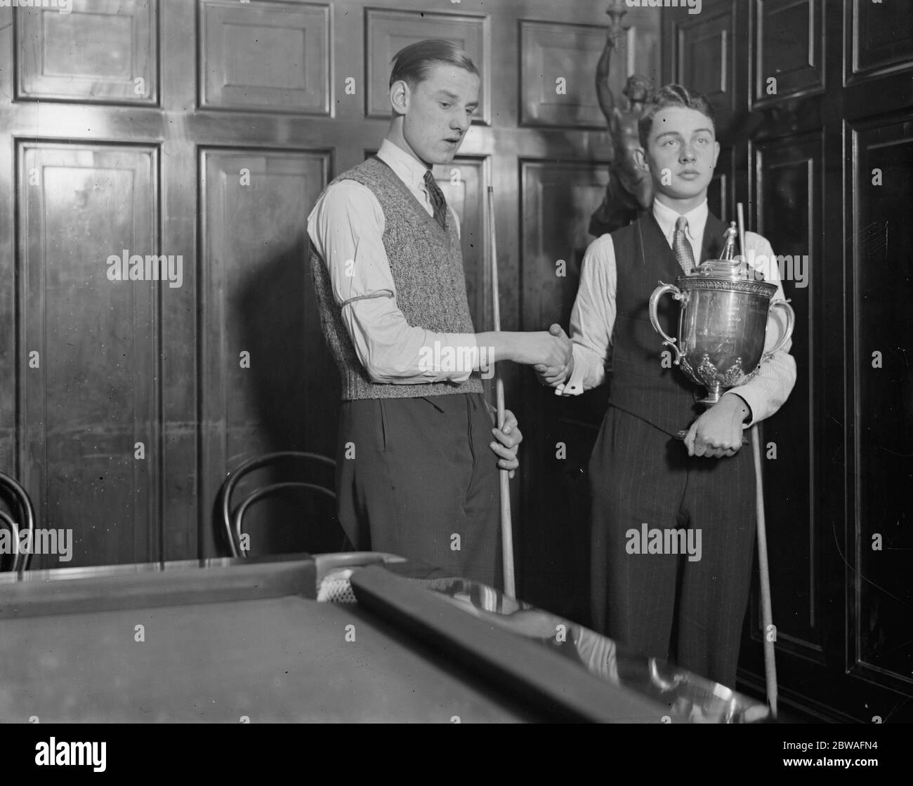 Boys Billiards Championships a Burwat Hall . T steeples , Sheffield (sinistra) e C W F Desbottes (Brighton) 2 gennaio 1931 Foto Stock