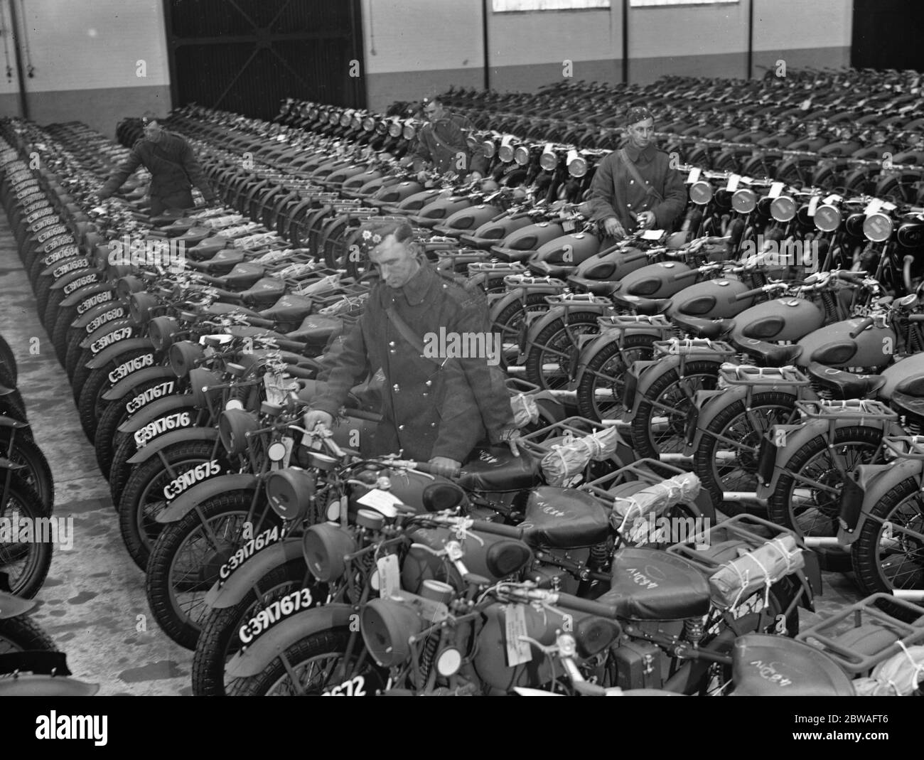 Royal Army Service Corps Motor Cycles presso un deposito RASC . 8 dicembre 1939 Foto Stock