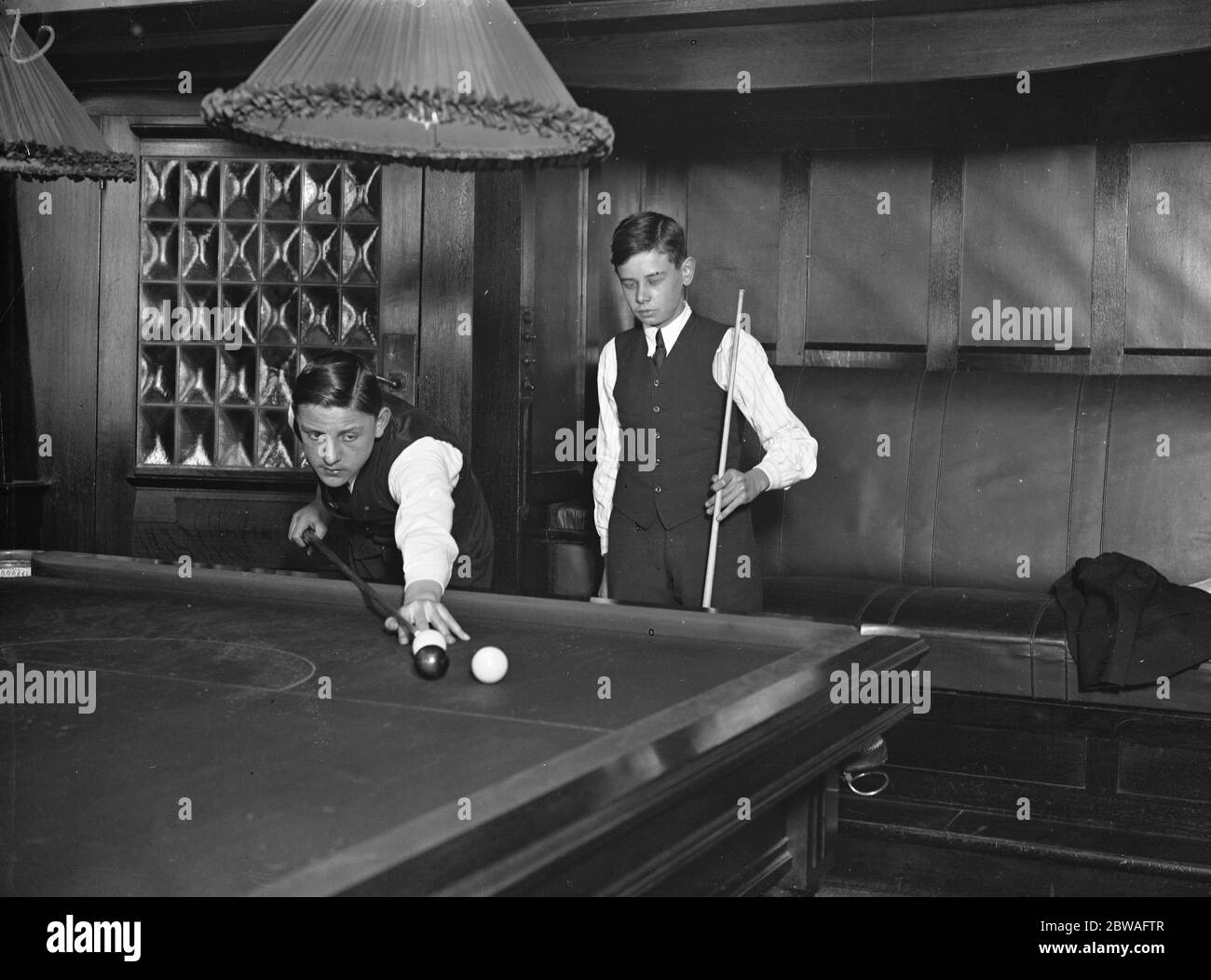 Boys Billiards Championship al Burwat Hall , Soho Square lawrence Steeples ( Sheffield ) e George Cooper , i finalisti - rubli in Play 3 maggio 1924 Foto Stock