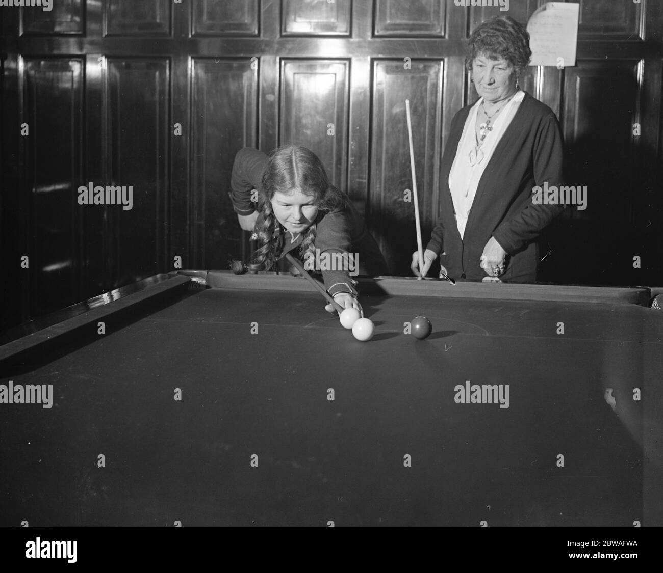 Womans Amateur Billiards Championship al Burwat Hall , Soho Square Miss Nancy Fenn di 14 anni , in gioco contro sua nonna , la signora Shuttleworth 4 gennaio 1932 Foto Stock
