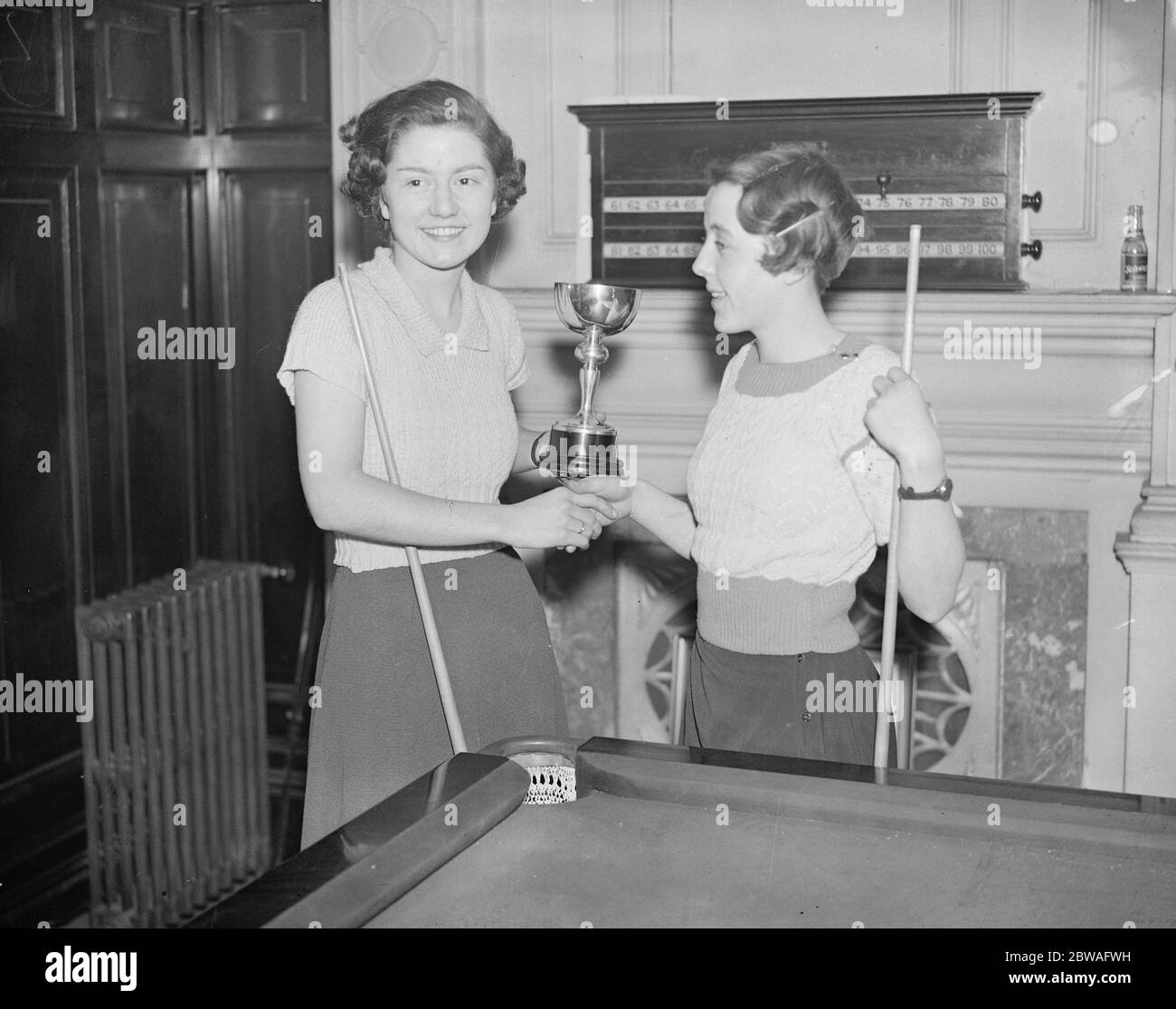 Campionato Biliardo per ragazze alla Burwat Hall , Soho Square Miss H McDougall (Londra) , partito , con la coppa e Miss J Banks ( Barnsley ) , che ha sconfitto di 11 punti nel 200 fino alla finale 6 gennaio 1934 Foto Stock