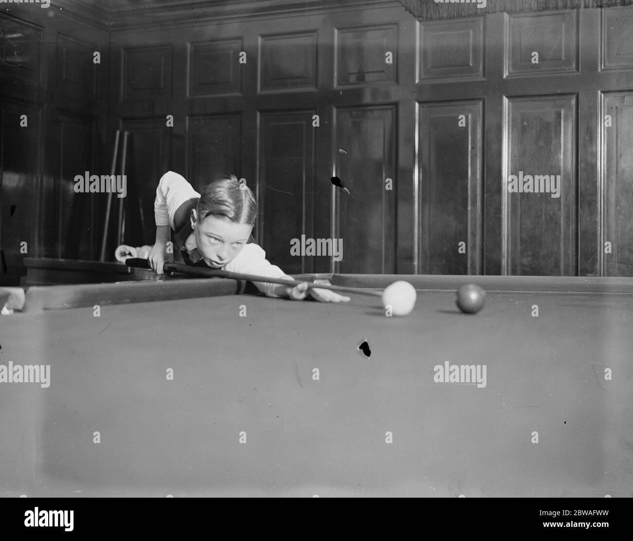 Boys Billiards Championship al Burwat Hall , Soho Square Donald Cruickshank (South Shields) , vincitore 4 gennaio 1934 Foto Stock