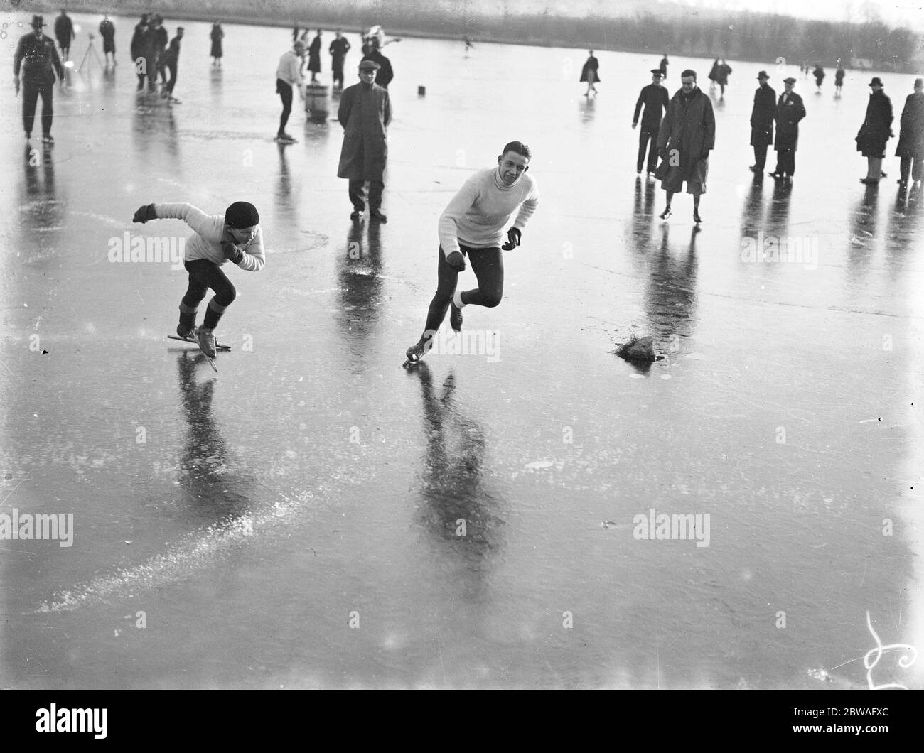 Pattinaggio Championships at Bury Lake Rickmansworth Bobby Redburn , 10 anni e Fred J Bennett che compete nel 1/4 mille Bobby Redburn ha vinto il loro calore 1933 Foto Stock