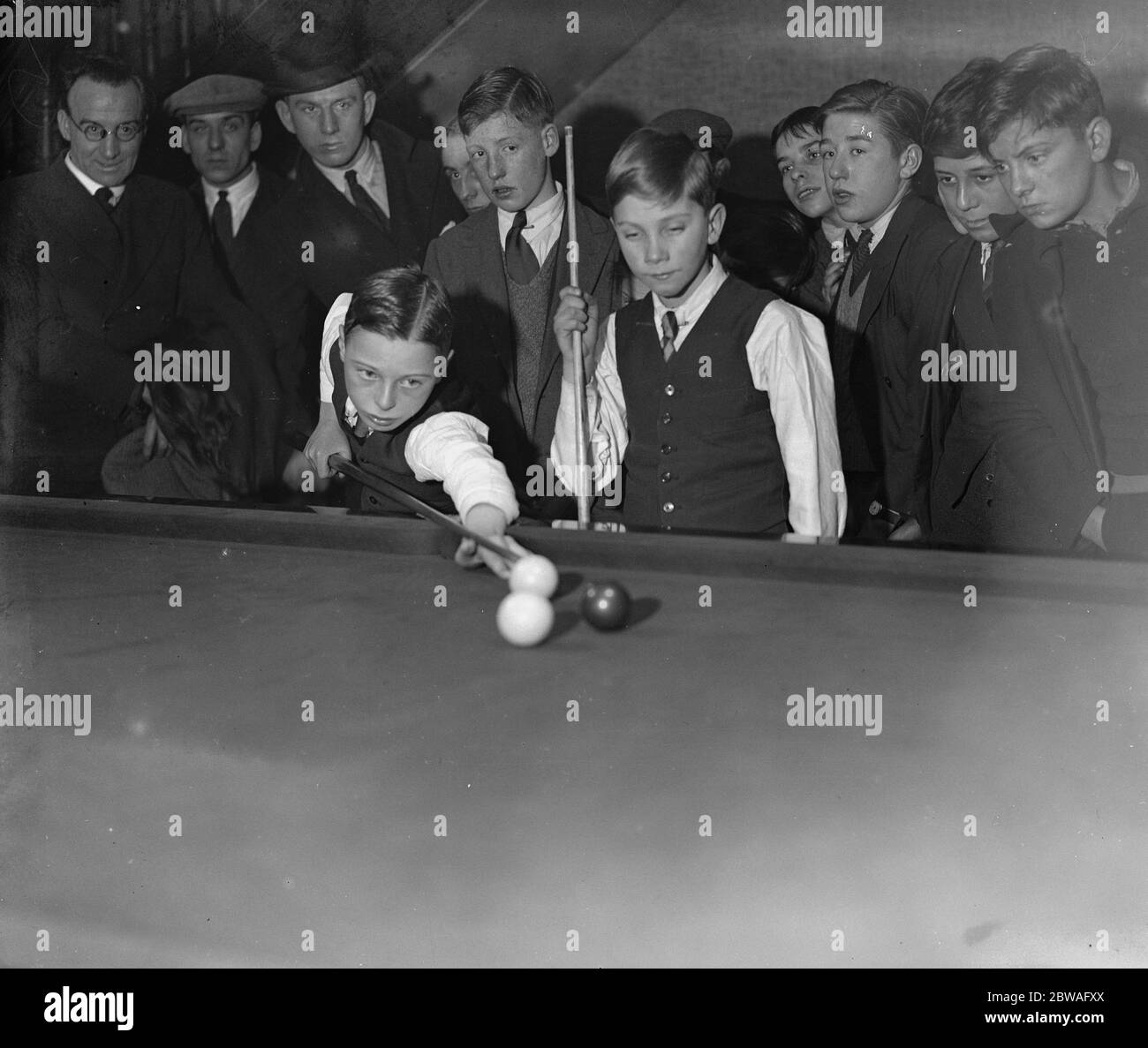 Boys Billiards Championship al Burwat Hall , Soho Square Donald Cruickshank (South Shields) , in gioco . Il vincitore e Arthur Poulter ( Thornton Heath ) 4 gennaio 1934 Foto Stock