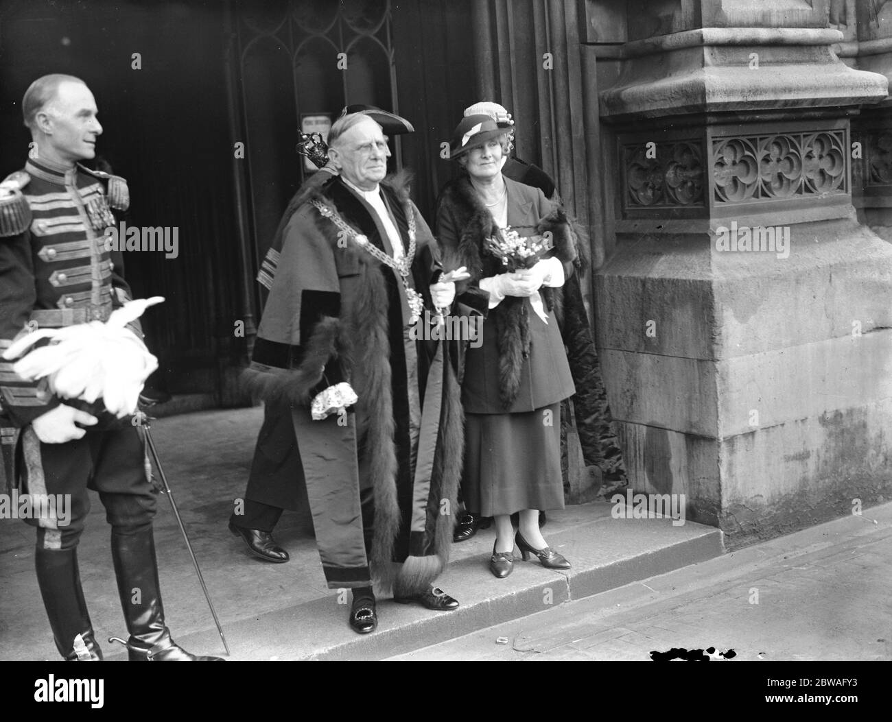 Il Signore Sindaco eletto , Sir Percy Vincent con Lady Vincent visto oggi alla Camera dei Lord dopo essere stato ricevuto dal Signore Cancelliere . 14 ottobre 1935 Foto Stock