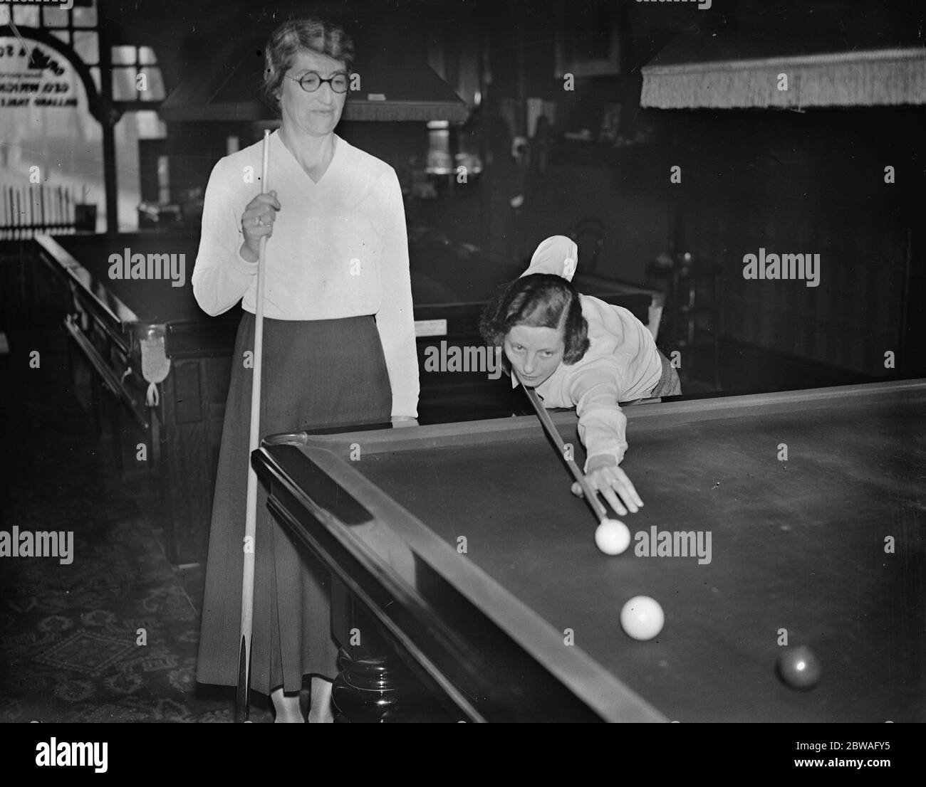 La finale di Womans Amateur Billiards (sezione meridionale) presso la Burwat Hall , Soho Square Miss Phillip ( Worthing ) , è andata a sinistra e la signora Lambert ( Southampton ) il 6 aprile 1934 Foto Stock