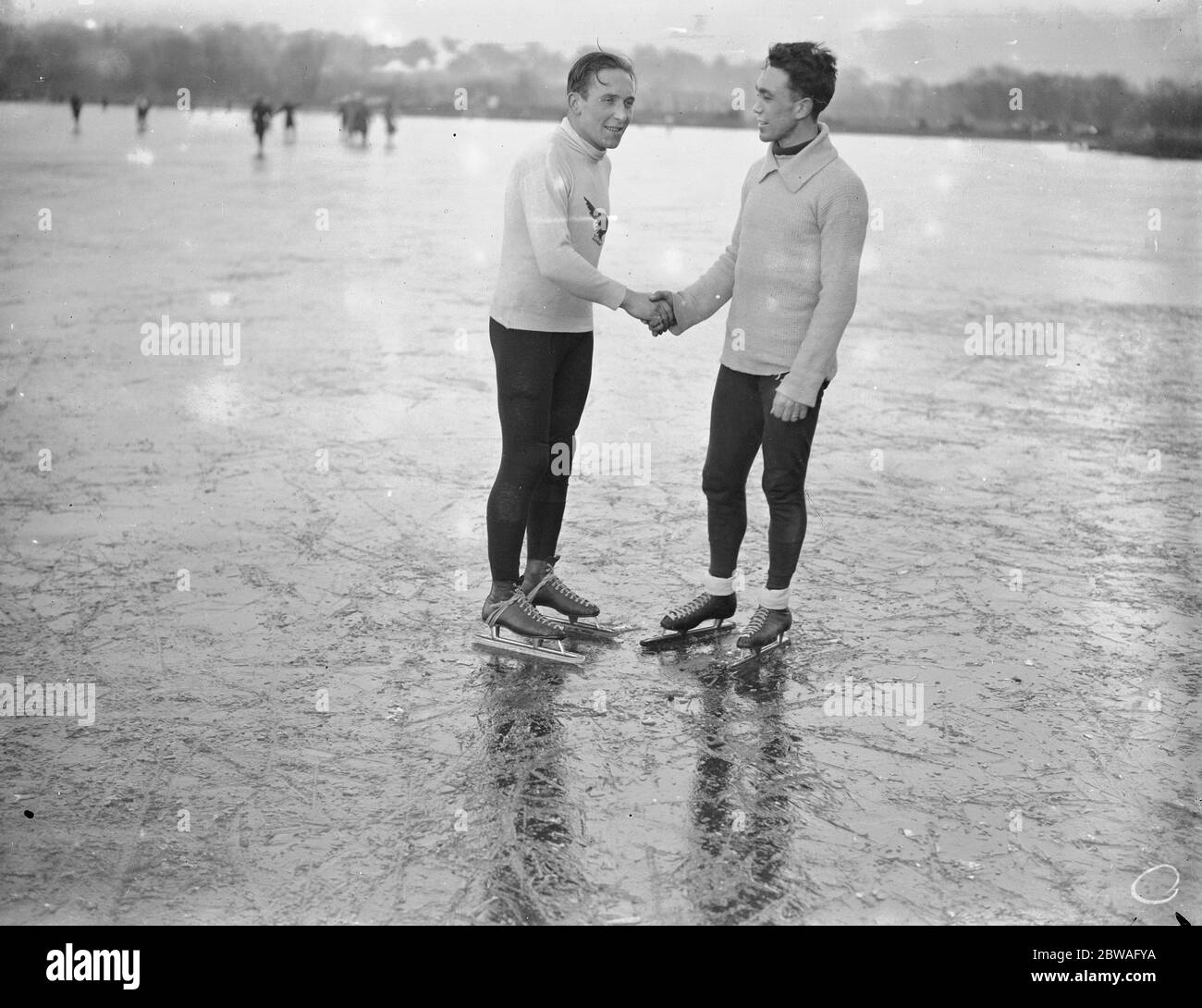 Pattinaggio Championships at Bury Lake Rickmansworth Robert Wyman ( a sinistra ) , vincitore del quarto di miglio Championship e anche rotto il record , essendo congratulato con S W Spry , che ha terminato il secondo 15 dicembre 1933 Foto Stock