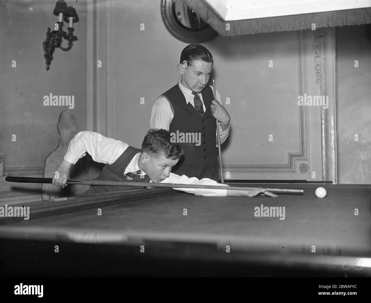 Boys Billiards Championships a Burroughes e Watts Hall Willie Milburn (13 anni di Northumberland) in gioco , con il suo vanquisher , Ronald Ballard , di Londra 31 dicembre 1934 19 Soho Square Londra Foto Stock