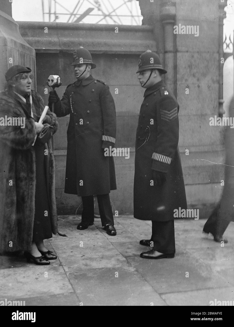 I microfoni sono stati utilizzati dalla polizia per il marshalling e la convocazione di automobili all'apertura del Parlamento. 20 novembre 1934 Foto Stock