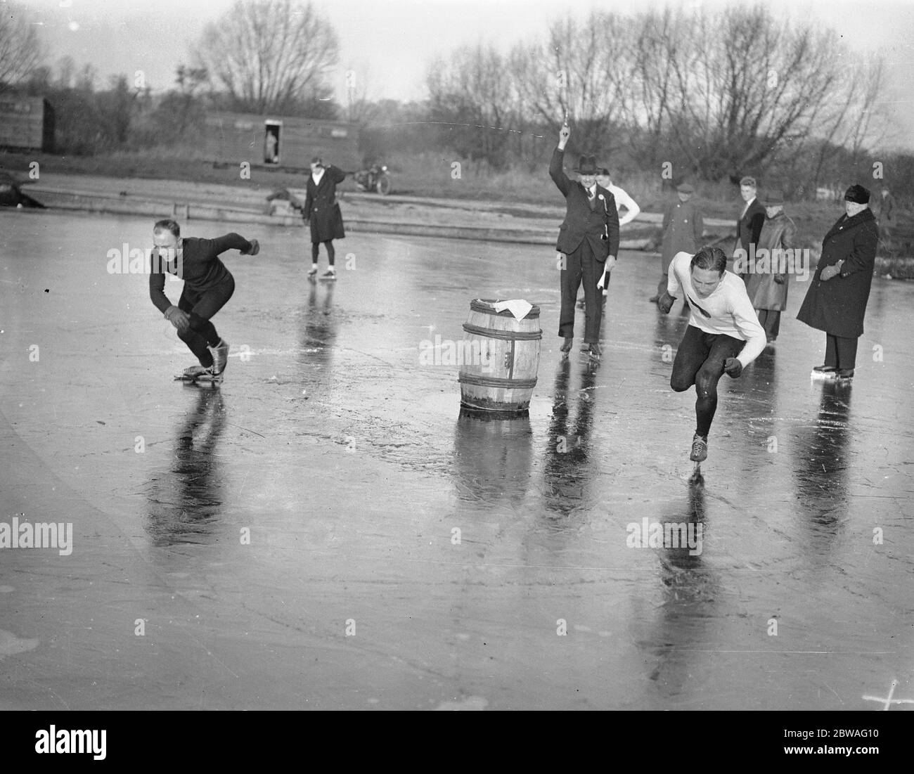 Campionati di pattinaggio a Bury Lake Rickmansworth Physick , a sinistra (maglia scura) e Wyman 1933 Foto Stock