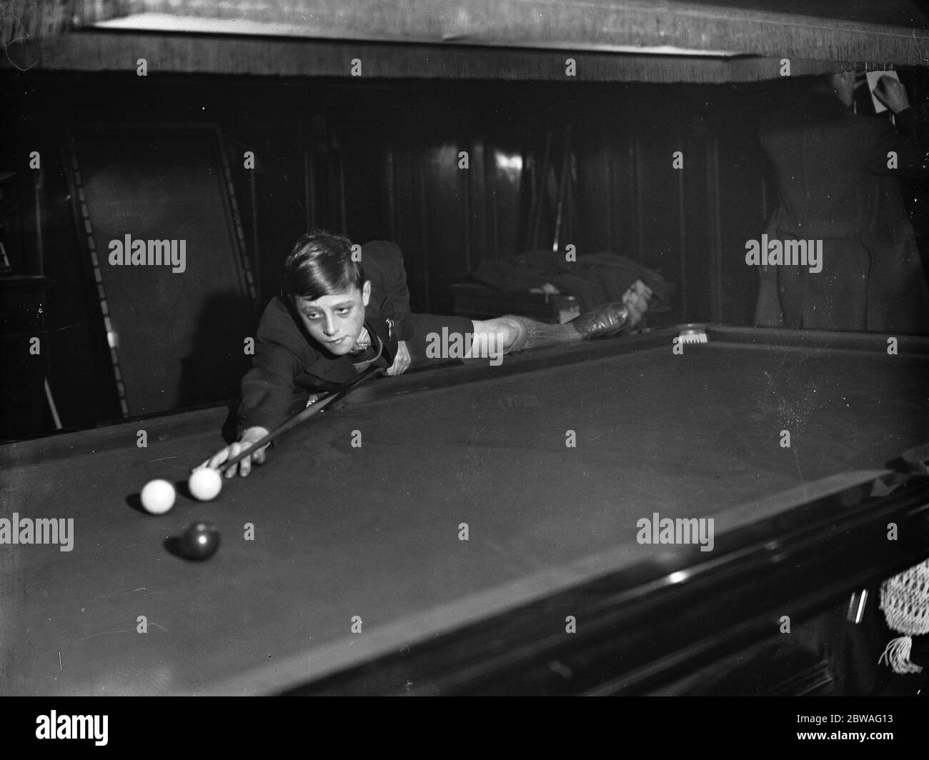 Boys Billiards Championship al Burwat Hall , Soho Square Jack Briggs , di 14 anni di Leeds 1933 Foto Stock