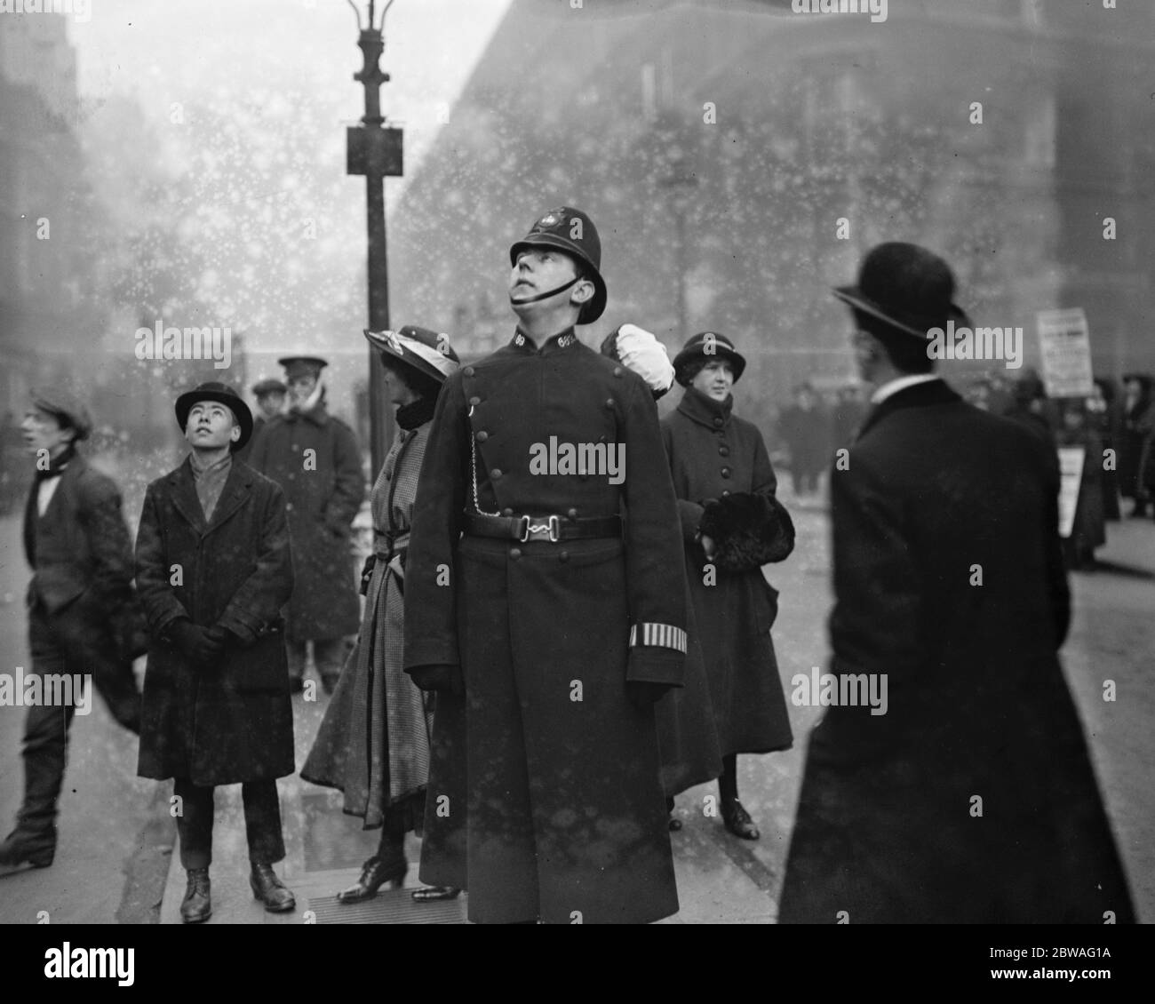 Predatore tedesco su Londra . La scena poche ore dopo . 28 novembre 1916 Foto Stock