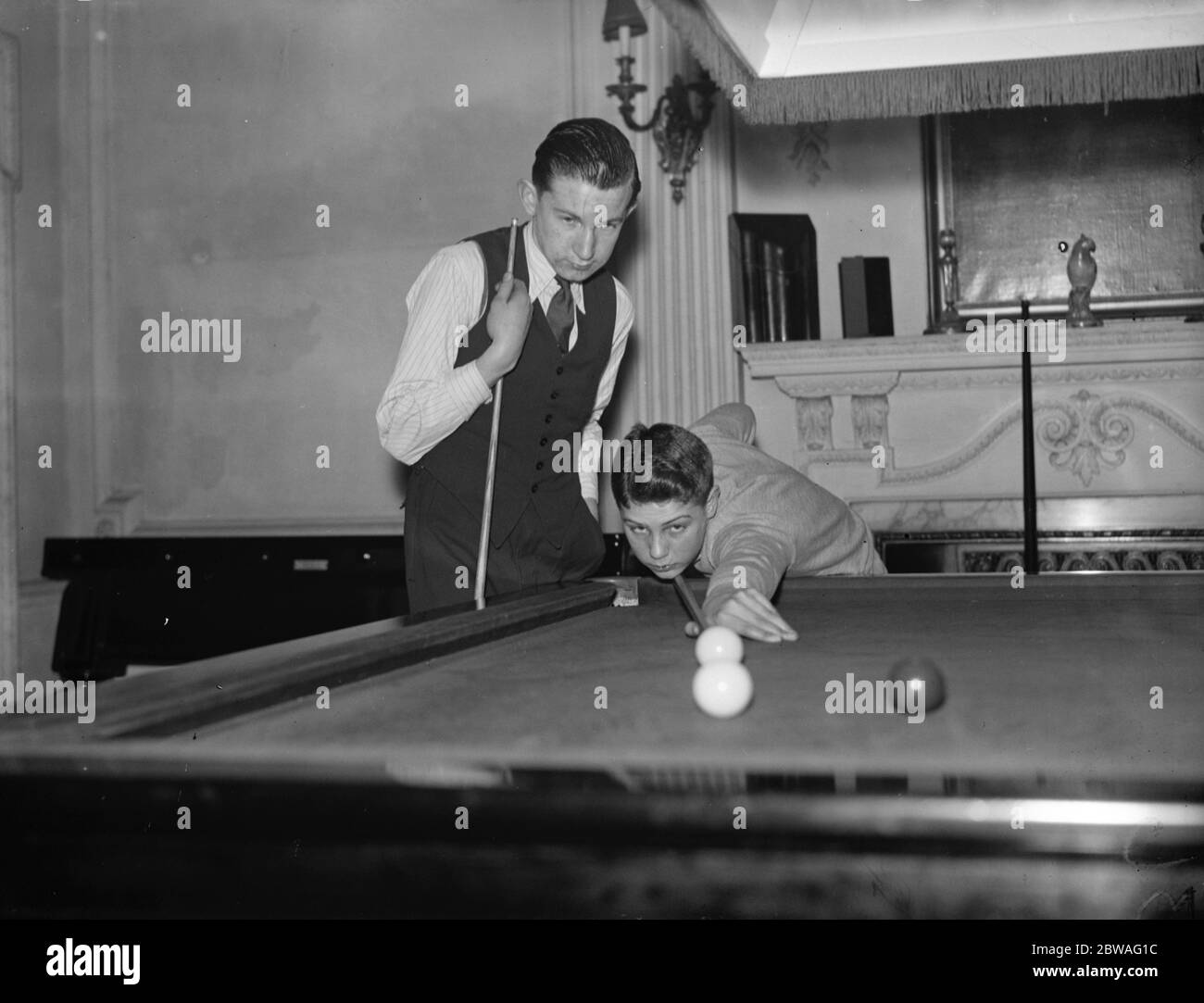 Boys Billiards Championships al Burroughes e Watts Hall Ronald Ballard ( Londra ) e Robert Sinclair ( Fife ) in gioco durante la loro semifinale 1934 Foto Stock