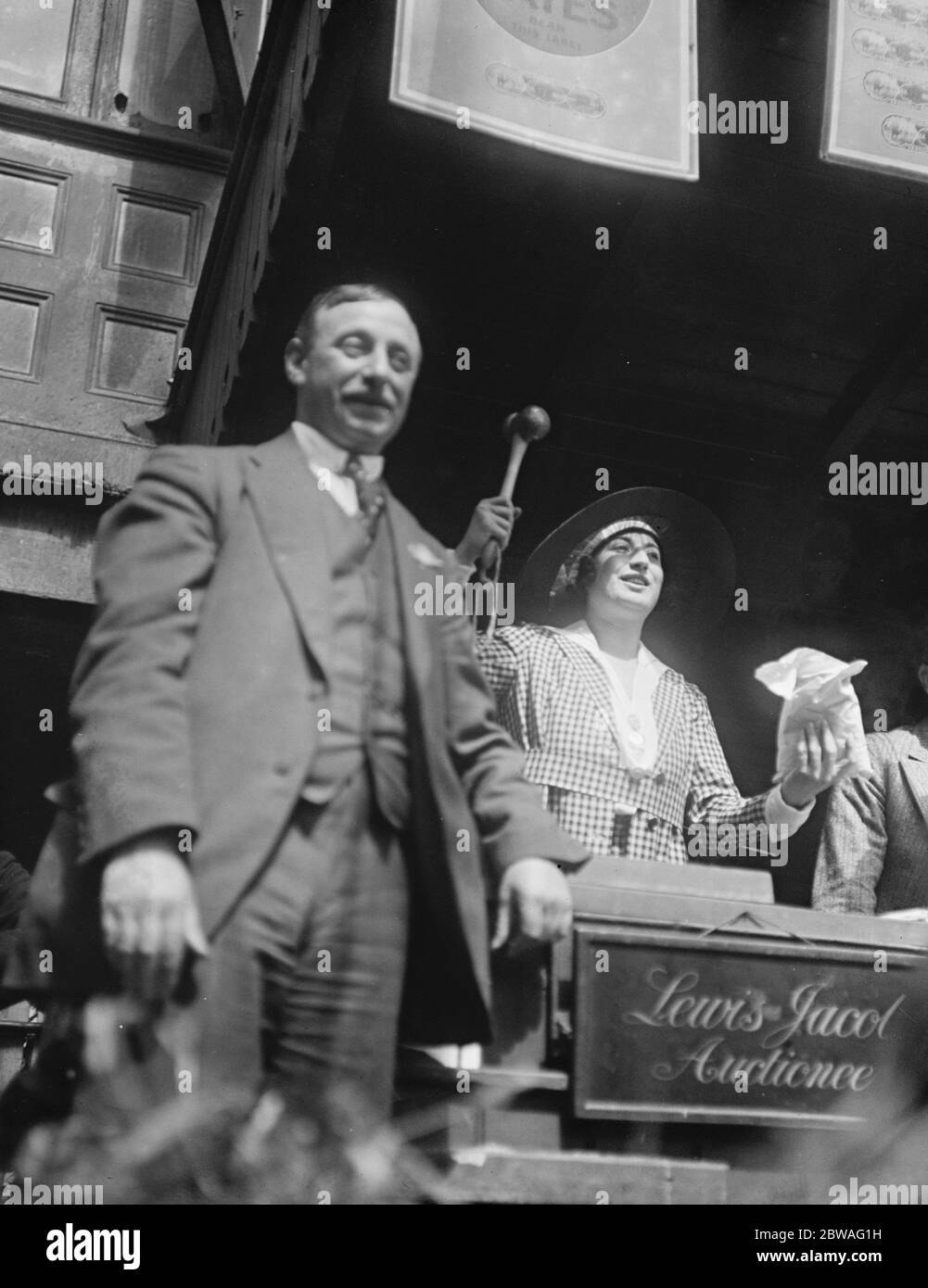 Miss Jose Collins , offre £ 5 per un versetto di una canzone a Covent Garden in aiuto della Croce Rossa 15 giugno 1917 Foto Stock