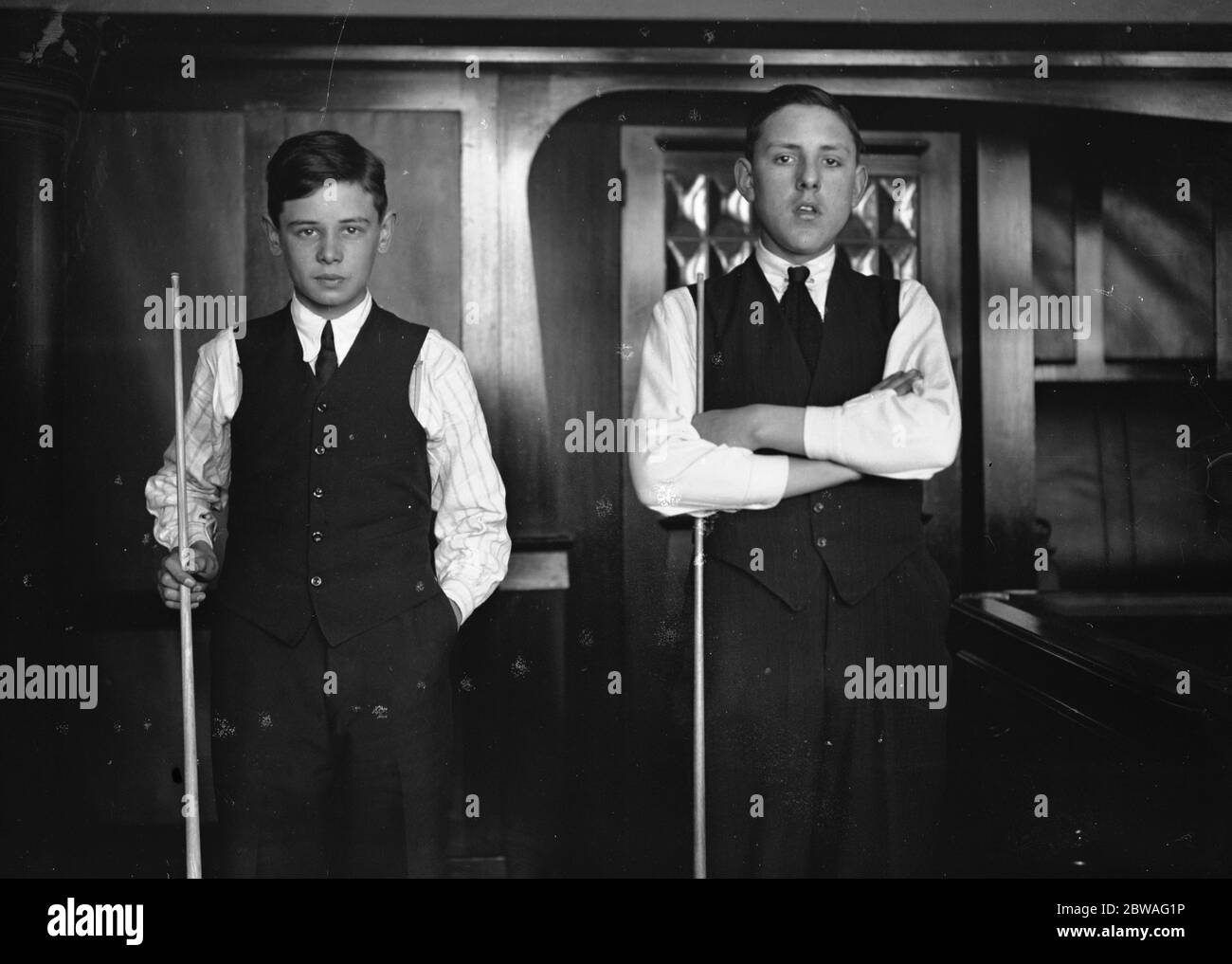Boys Billiards Championship al Burwat Hall , Soho Square George Cooper ( a sinistra ) e Lawrence steeples , i finalisti 3 maggio 1924 Foto Stock