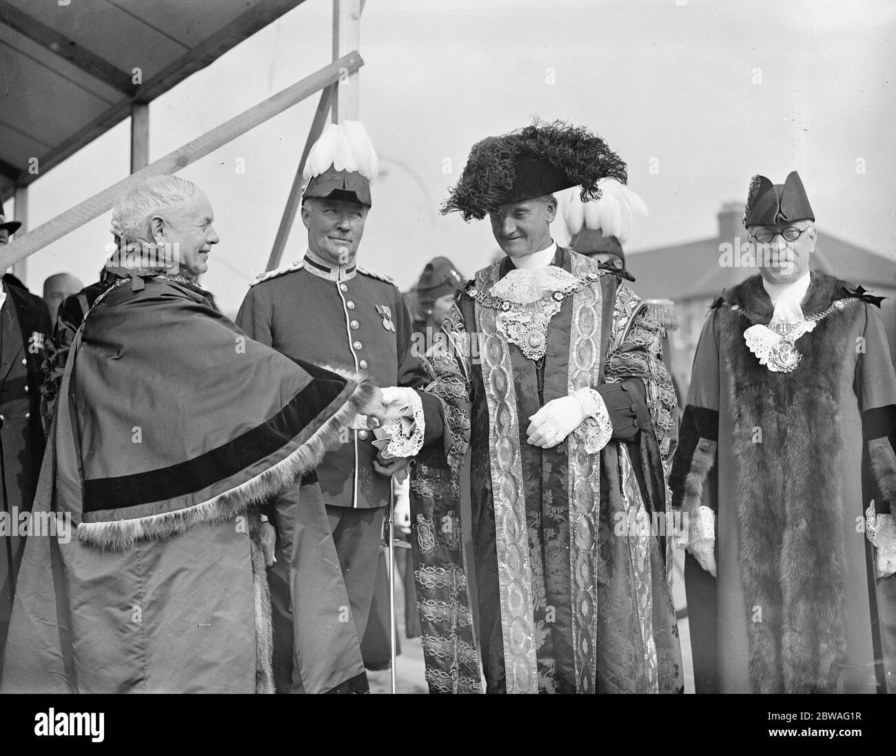 Al giorno della carta di Wembley il sindaco di Londra, Sir George Broadbridge , scuote le mani con il sindaco della carta , consigliere , ESG Butler . Al centro si trova Sir Howard Button . 2 ottobre 1937 Foto Stock