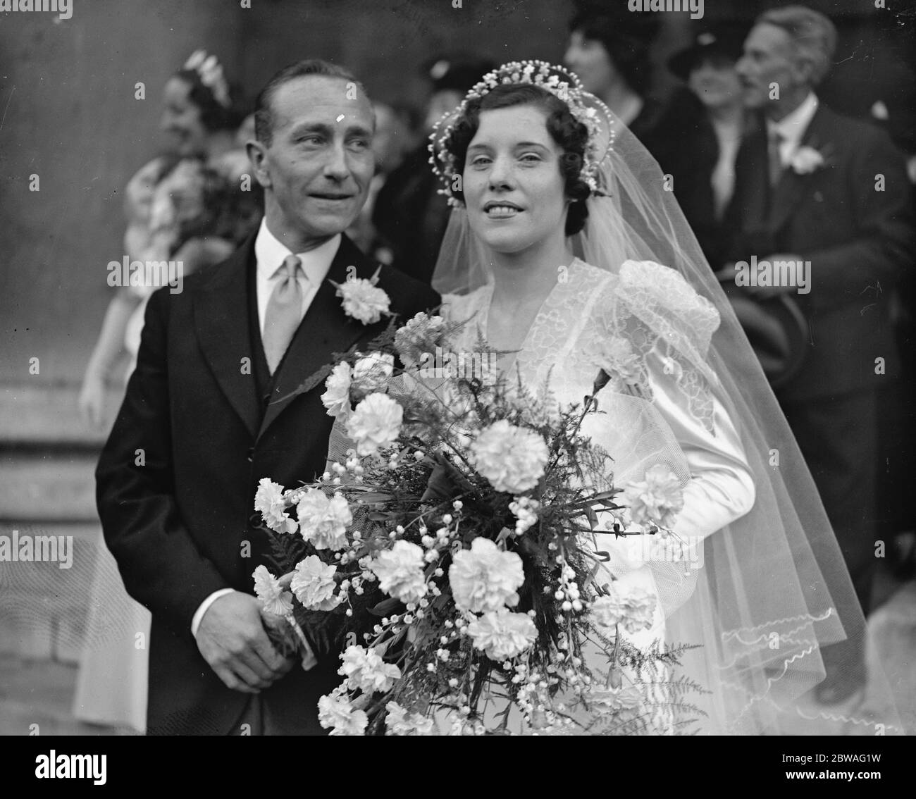Matrimonio di Arthur Williams e Miss Joyce Gardner , il giocatore di biliardo nella chiesa parrocchiale di Marylebone 9 ottobre 1937 Foto Stock
