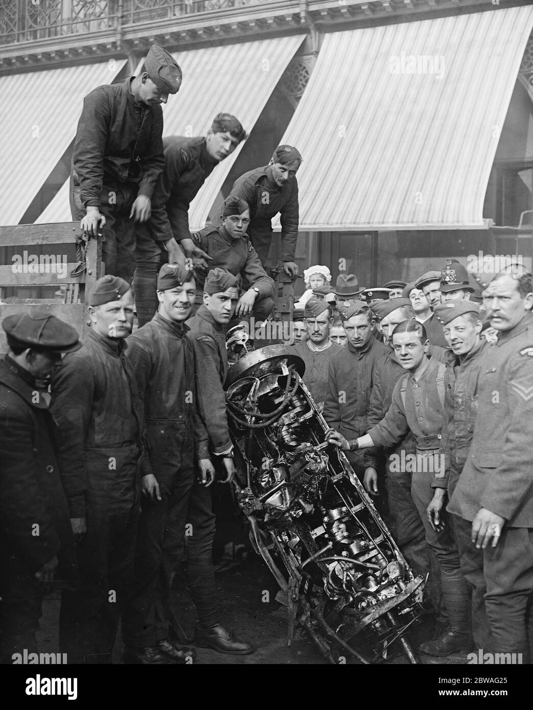 Rimozione dei resti di zeppelin L21 dalla casa Adastral ai terreni dell'HAC in Sunhill Row . 23 settembre 1916 Foto Stock