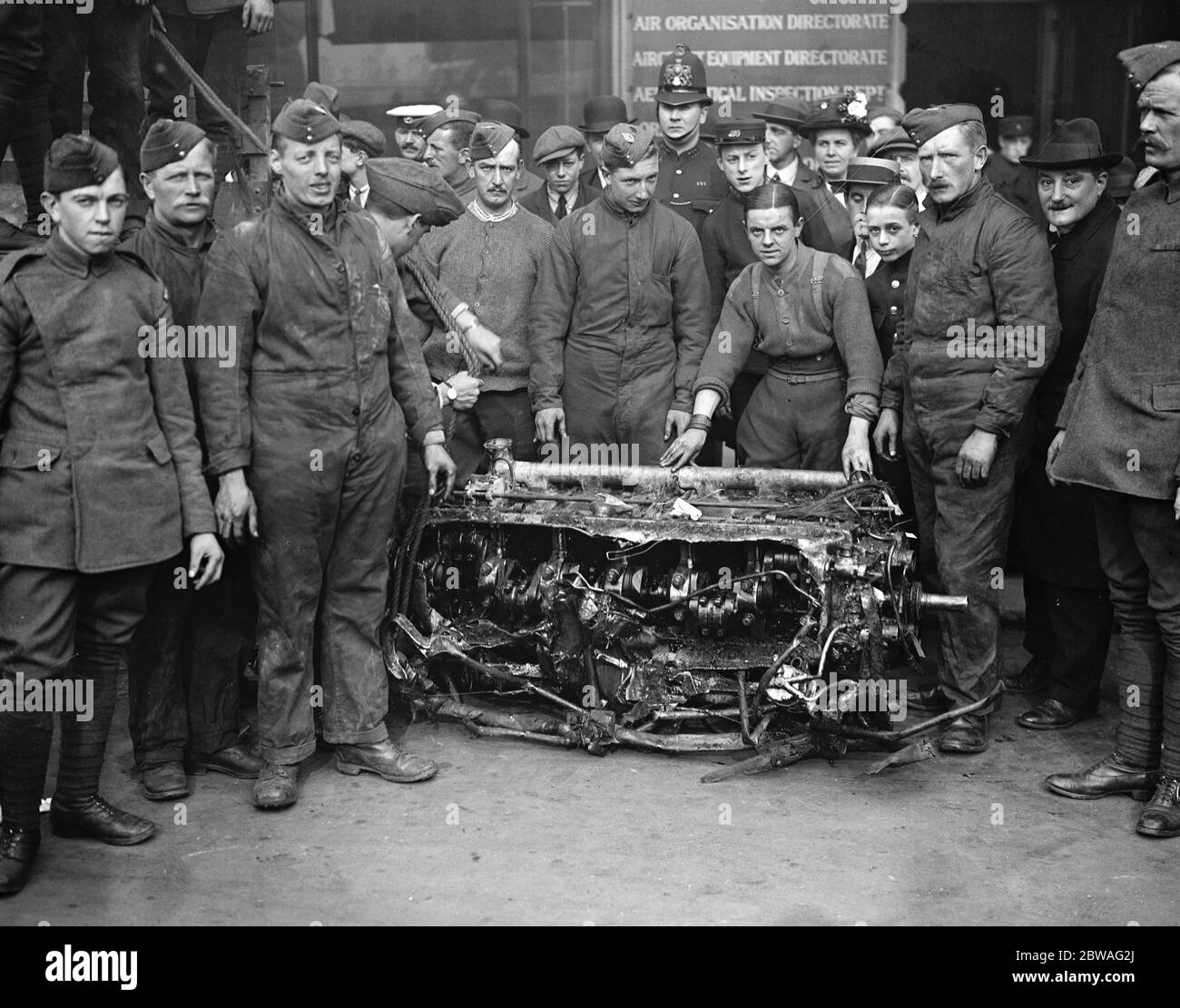 Rimozione dei resti di zeppelin L21 dalla casa Adastral ai terreni dell'HAC in Sunhill Row . 23 settembre 1916 Foto Stock