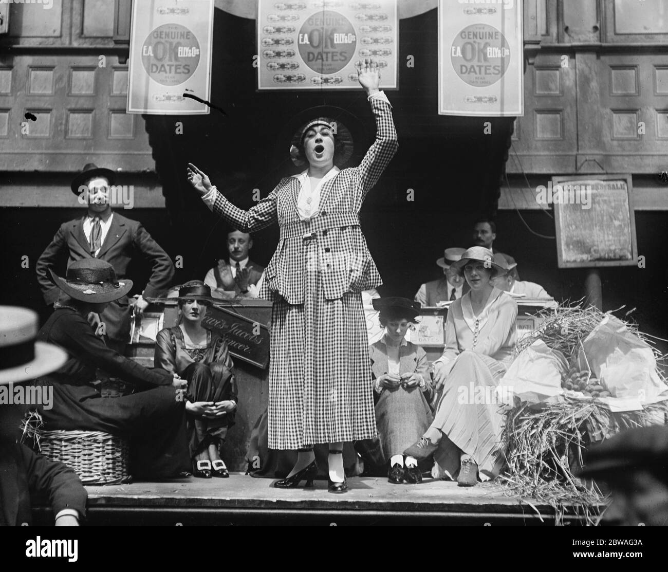 Miss Jose Collins , vende un quart di piselli per £ 5 in aiuto della croce rossa 15 giugno 1917 Foto Stock